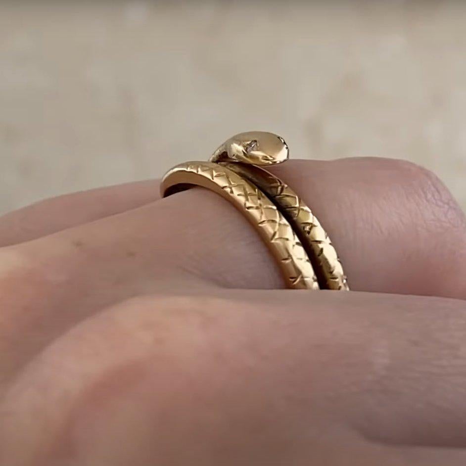 Bague ancienne en or jaune 18 carats à motif de serpent enroulé et orné de diamants, Circa 1880 en vente 2