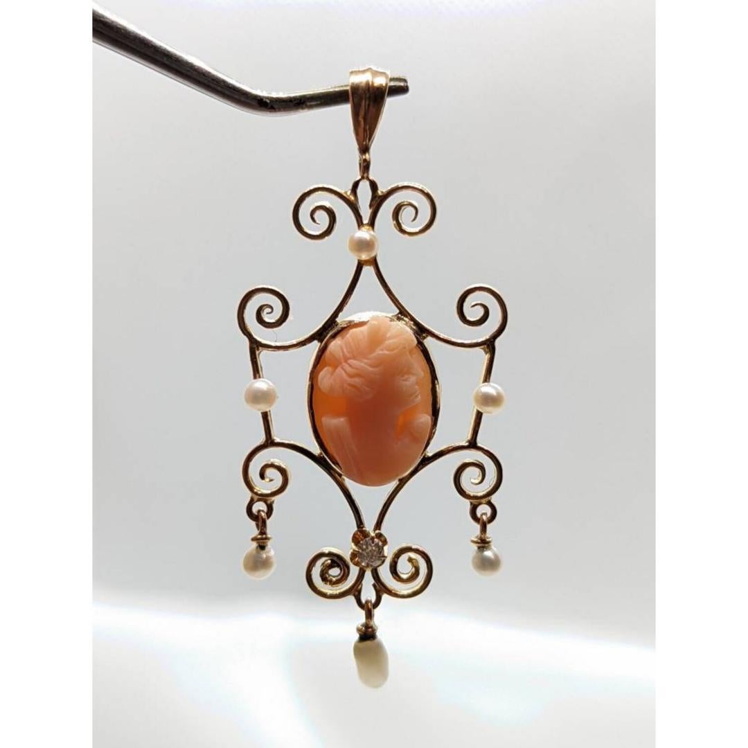 Vintage des années 1910
MATERIAL : Or, Pierre
Pierre précieuse : Diamant

Style : Art nouveau

Un ajout étonnant à votre collection. Pendentif Art Nouveau 10k réalisé dans la première moitié du siècle. Petit diamant serti dans une monture bouton