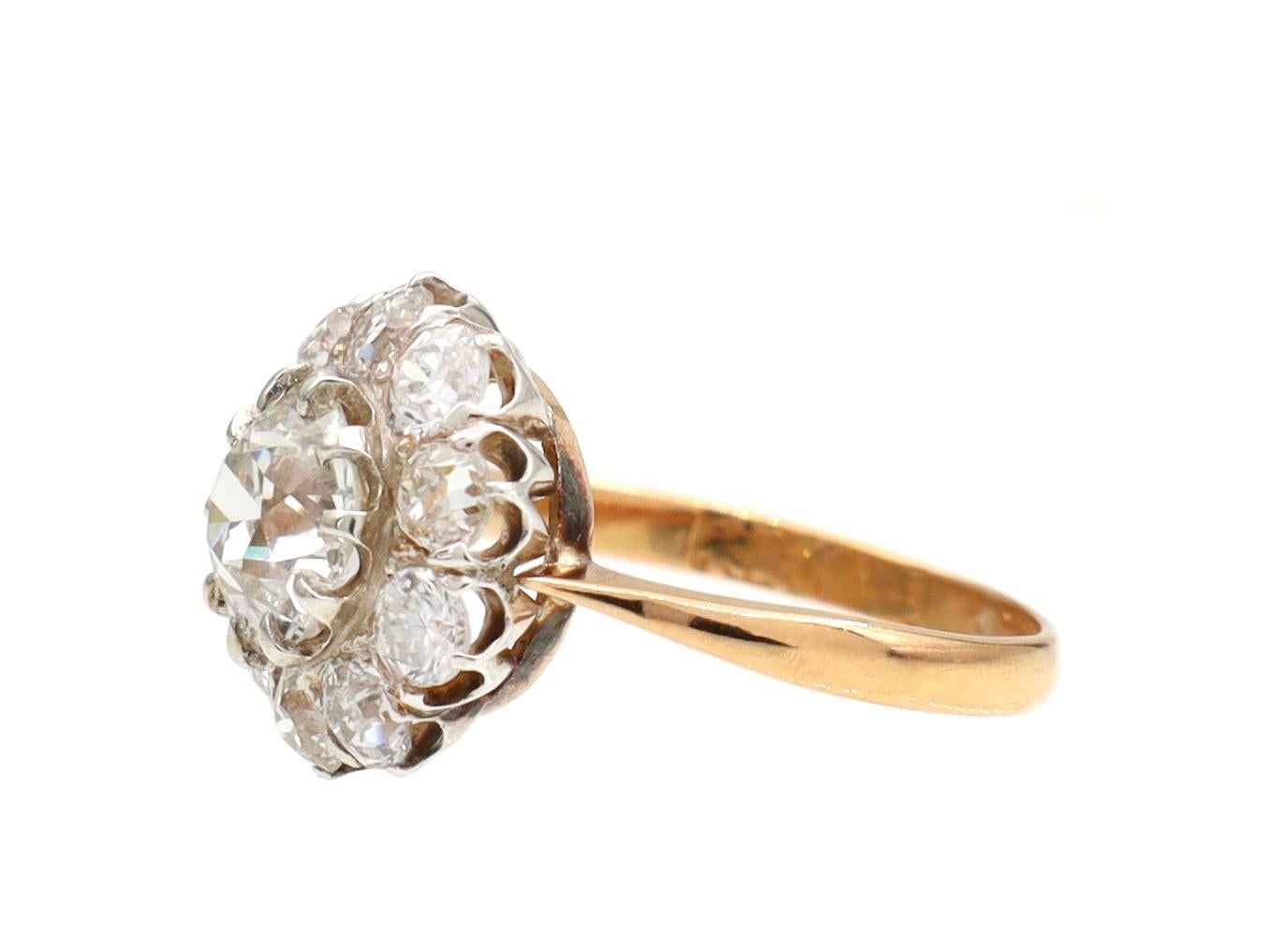 Antiker Diamant-Coronet-Cluster-Ring aus Platin und 18 Karat Gelbgold. In der Mitte ein runder Diamant mit altem europäischem Schliff von schätzungsweise 1,10 ct in einer leicht erhöhten Krallenfassung, umgeben von einer Reihe runder Diamanten mit