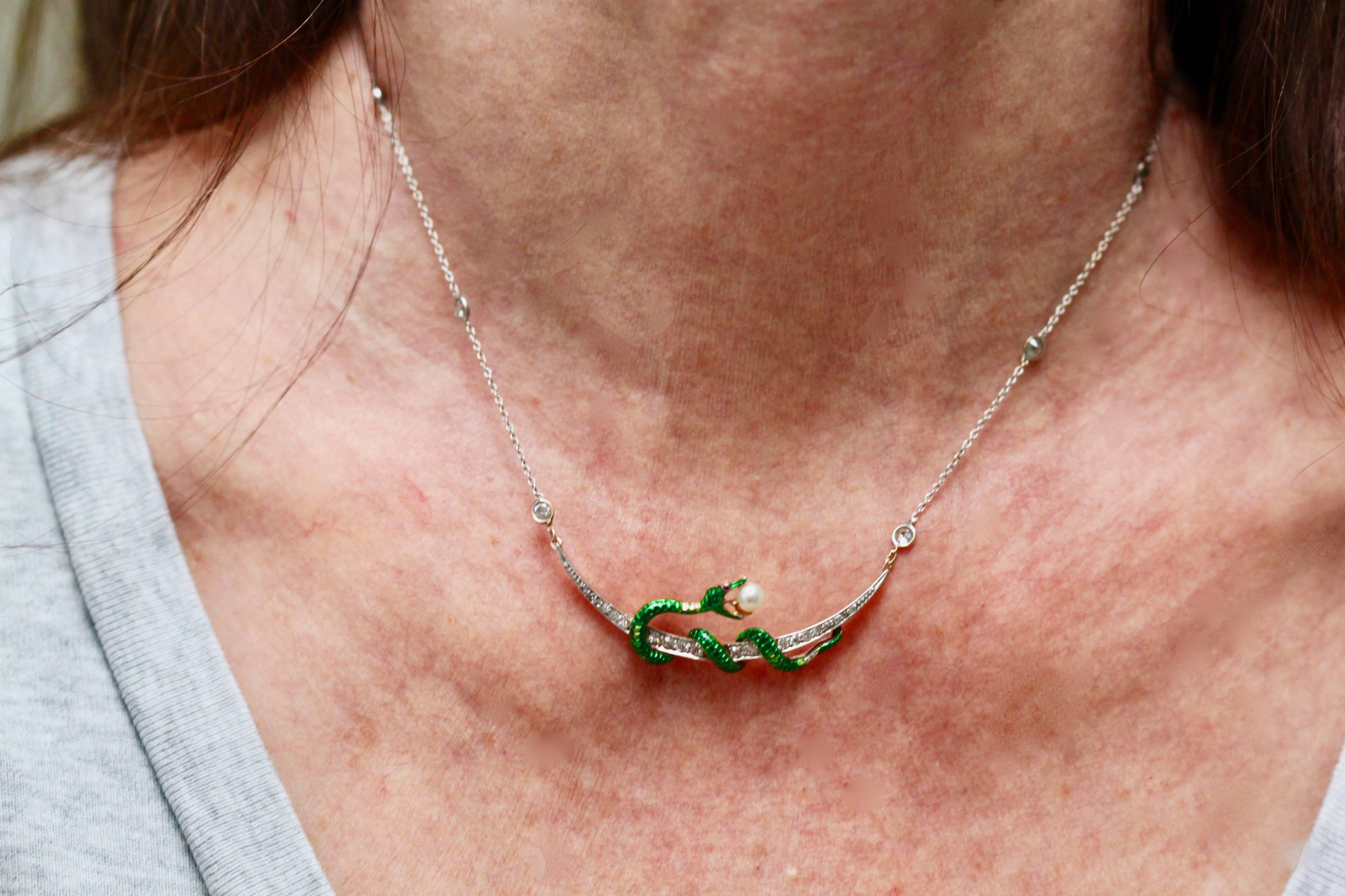 Antique serpent émaillé en forme de croissant de diamants avec chaîne en diamants sur chaîne Pour femmes en vente
