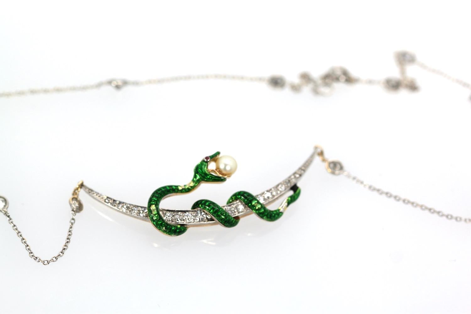 Antique serpent émaillé en forme de croissant de diamants avec chaîne en diamants sur chaîne en vente 1