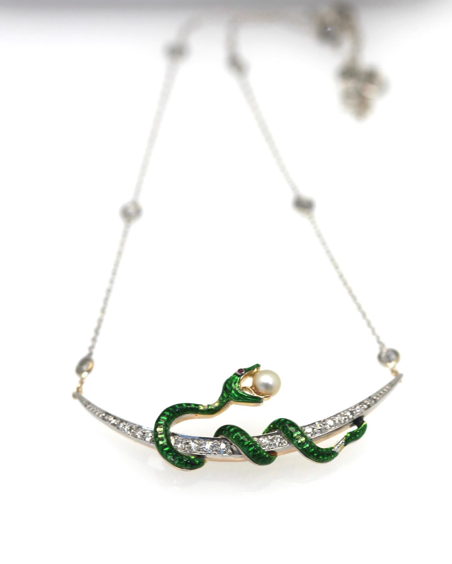 Antique serpent émaillé en forme de croissant de diamants avec chaîne en diamants sur chaîne en vente 3
