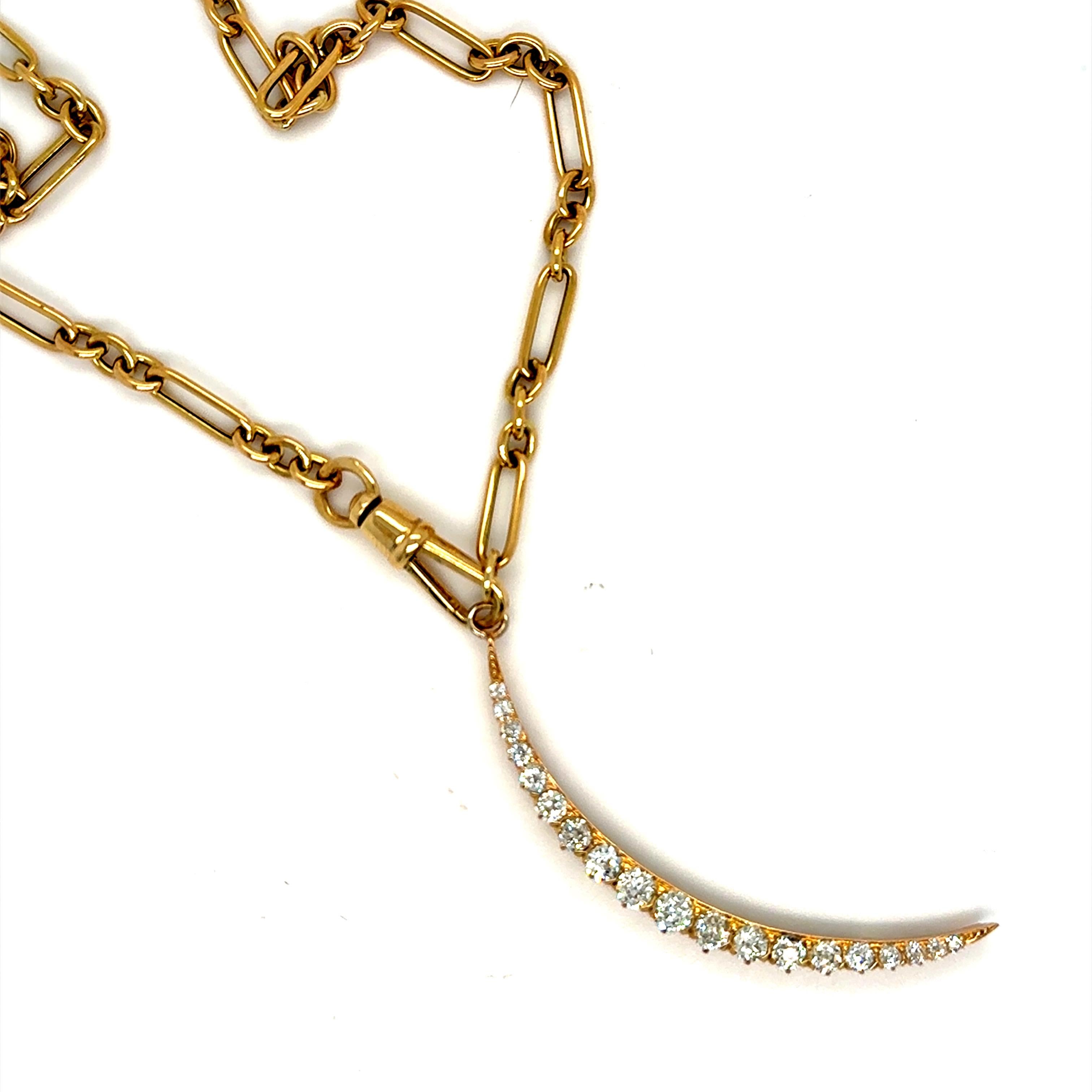 Capturez le romantisme d'une époque révolue avec cet exquis Croissant de diamant ancien ! Fabriqué à la fin du XIXe siècle, ce trésor céleste présente un gracieux croissant de lune serti d'un ensemble de diamants de taille ancienne, chacun d'entre