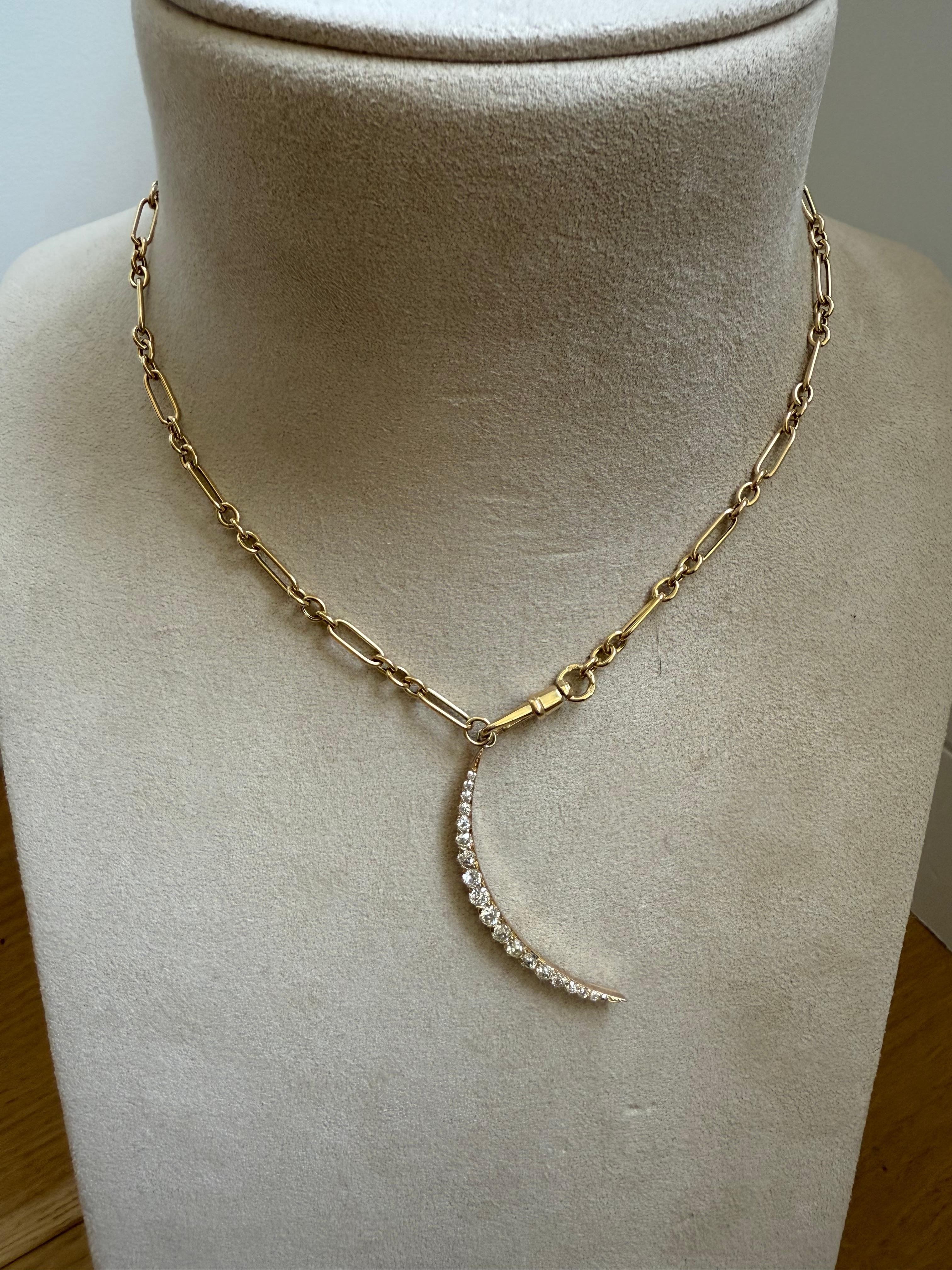 Victorien tardif Crescent de diamants anciens en or jaune 14 carats, avec chaîne - 2,00 carats. en vente