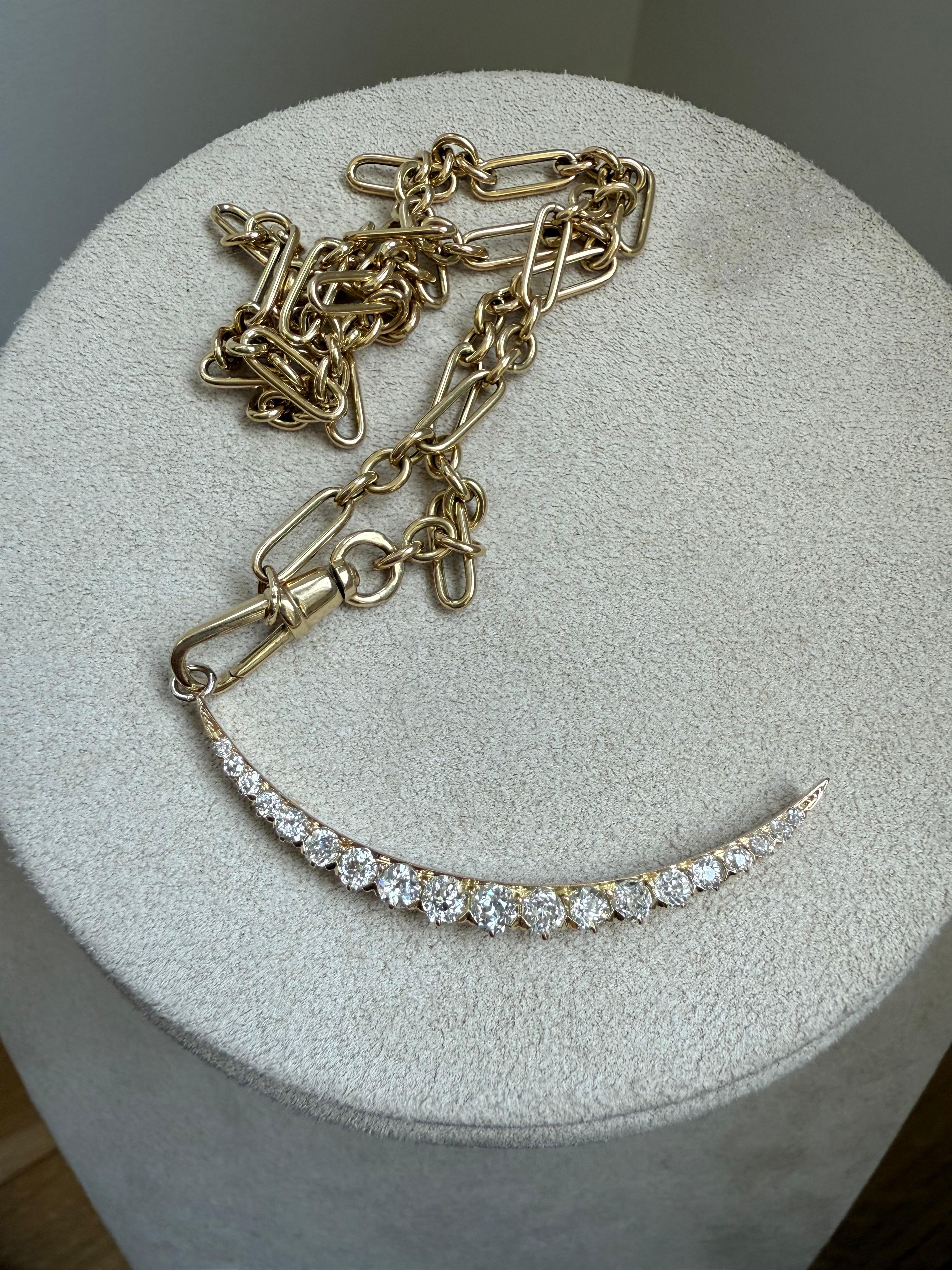 Taille vieille mine Crescent de diamants anciens en or jaune 14 carats, avec chaîne - 2,00 carats. en vente
