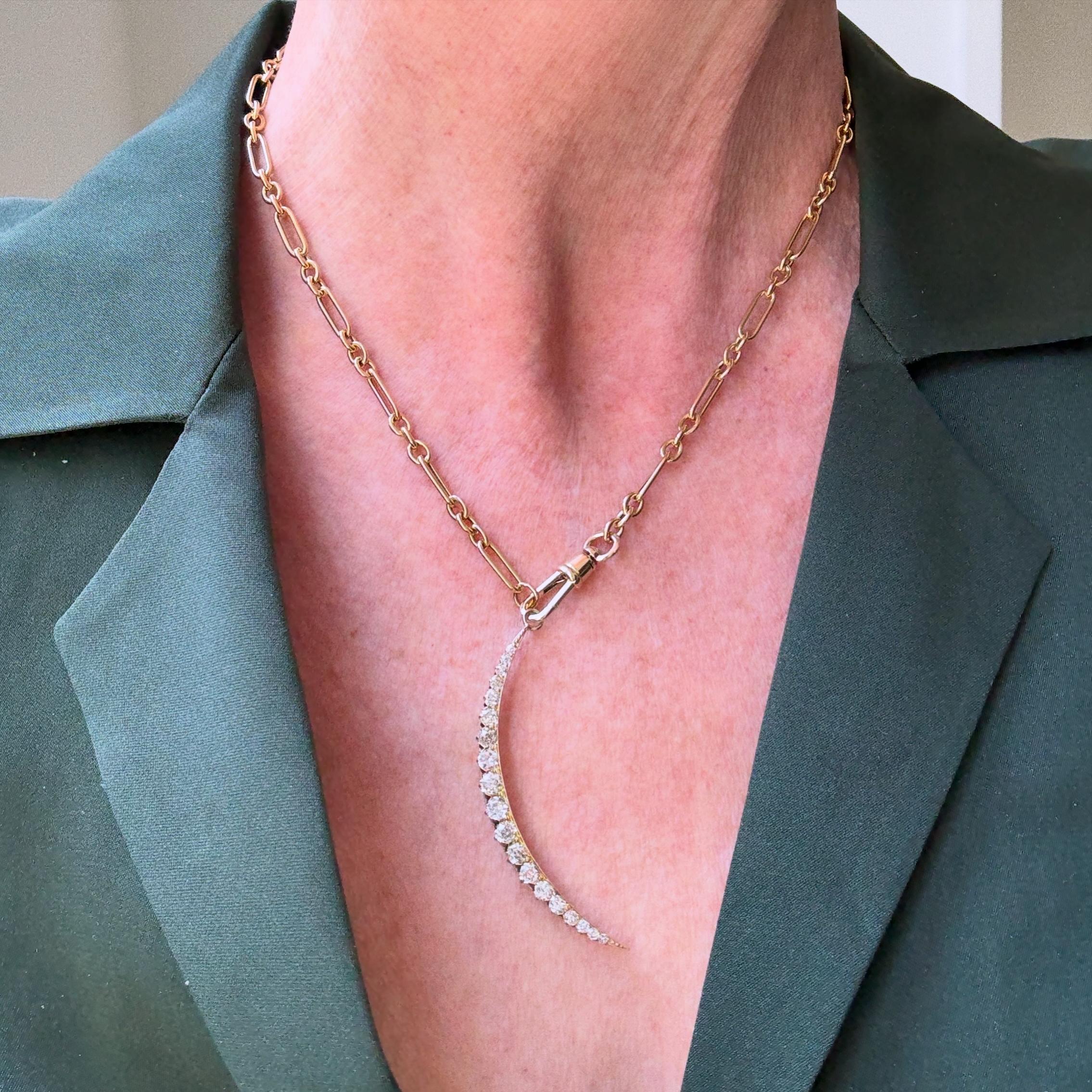 Crescent de diamants anciens en or jaune 14 carats, avec chaîne - 2,00 carats. Bon état - En vente à San Francisco, CA