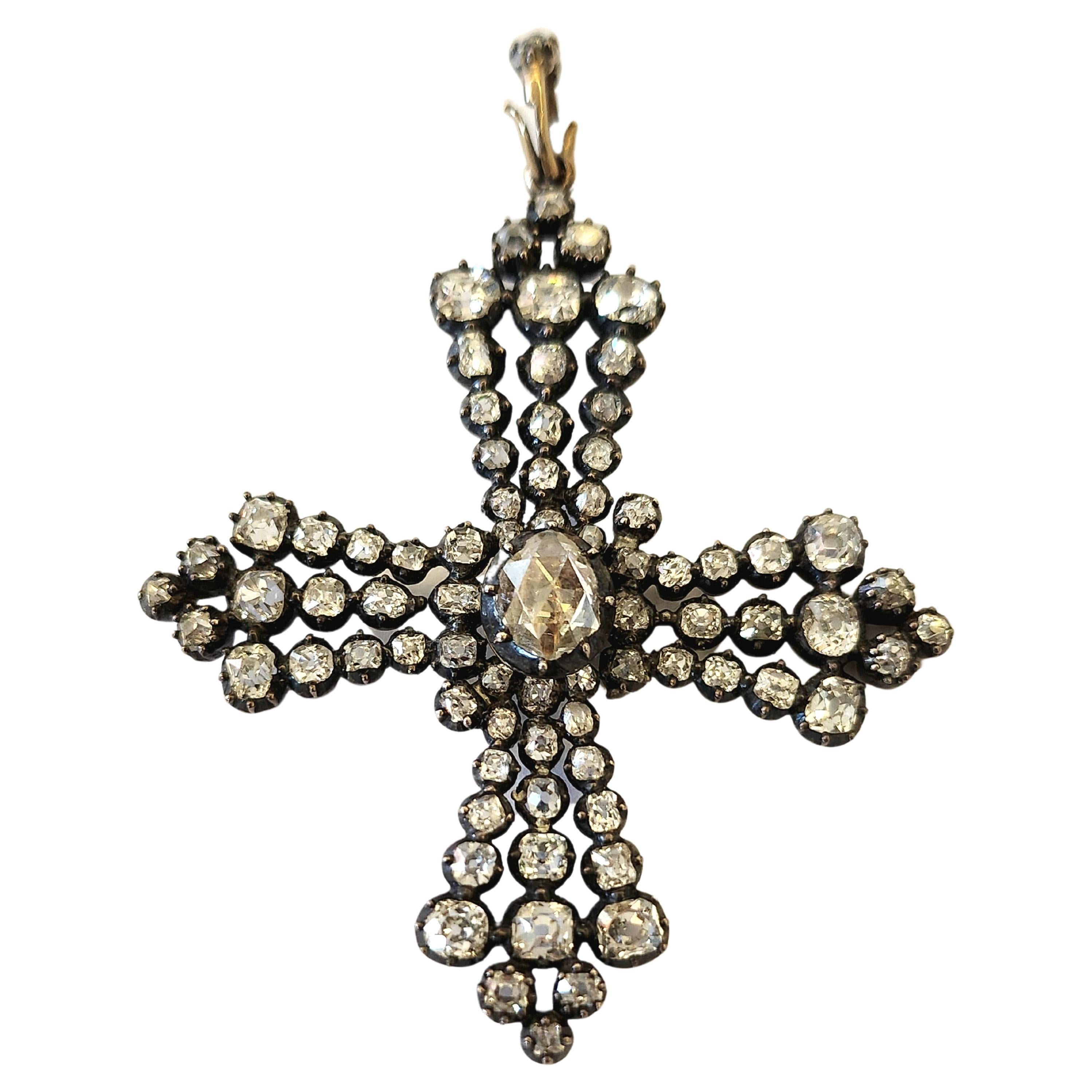 Pendentif croix ancienne en or avec diamants de 3 carats en vente 2