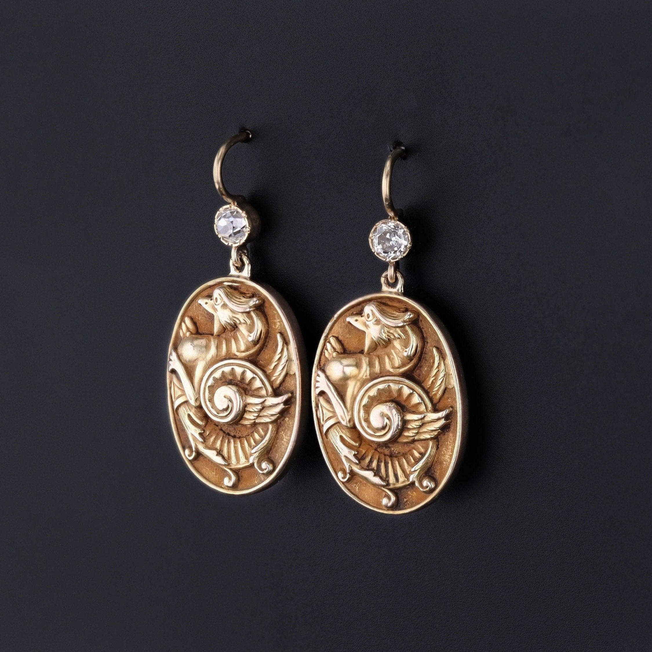 Orecchini a forma di drago con diamanti antichi: Abbraccia il misticismo di questi regali orecchini a forma di leone antico. Originariamente antichi gemelli in oro 12ct (circa 1870), il nostro gioielliere li ha trasformati in orecchini rimuovendo il