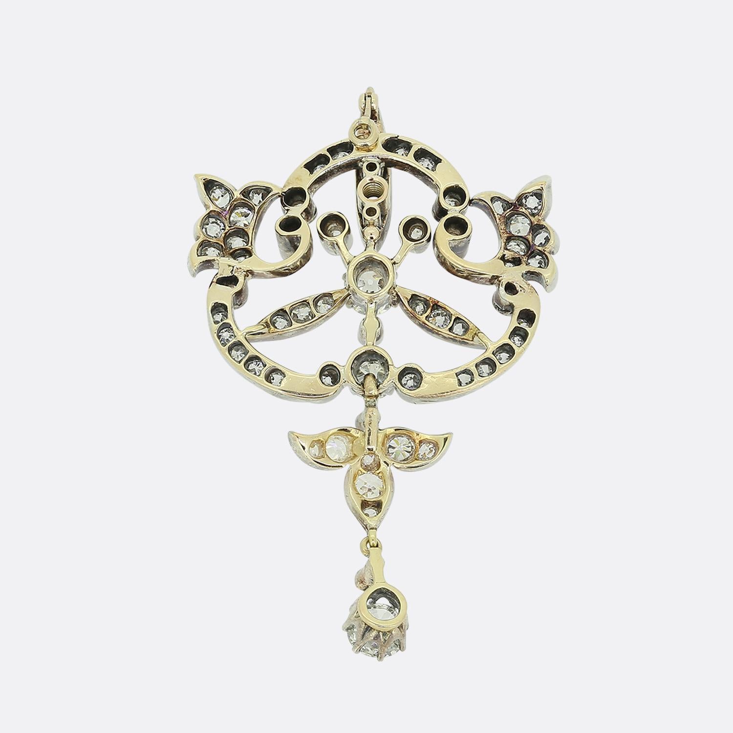 Aquí tenemos un impresionante broche con forma de gota que data de la época victoriana. Esta pieza antigua ha sido elaborada en oro de 18 quilates con un marco curvilíneo abierto que adopta un tema foliado con sutiles diseños de flores de lis y