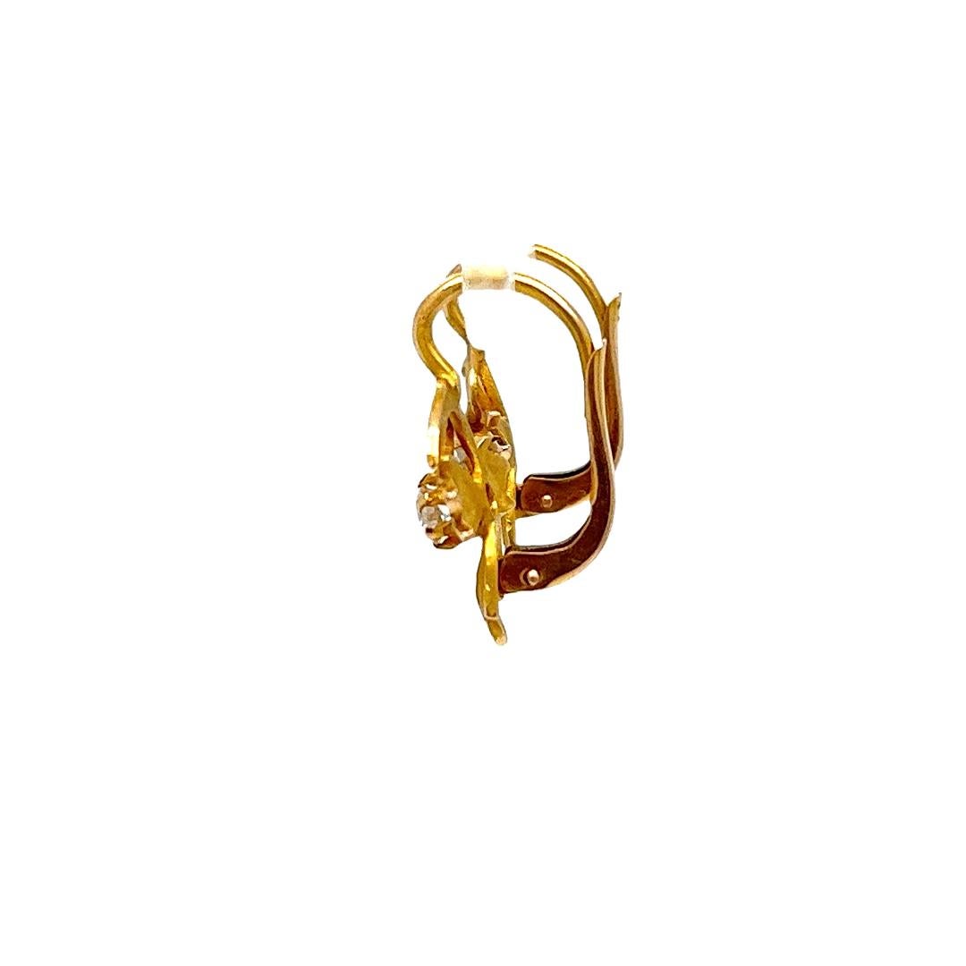 Orecchini a goccia antichi in oro giallo 18 carati con 2 diamanti taglio vecchio europeo di purezza SI e colore H per un totale di 0,40 carati, incastonati in un design a foglia con finitura opaca. Filo francese con chiusura a clip. Lunghezza 0,75