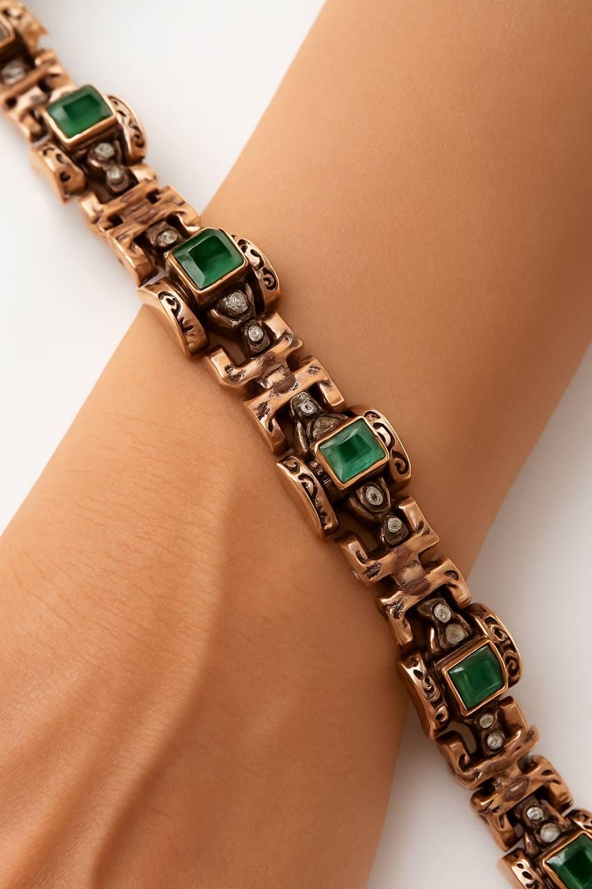 Pulsera de siete eslabones con un centro de esmeralda verde (3,5 quilates aproximadamente), decorada con diamantes talla rosa, engastada en oro rosa de 14k. Alrededor de 1890.
