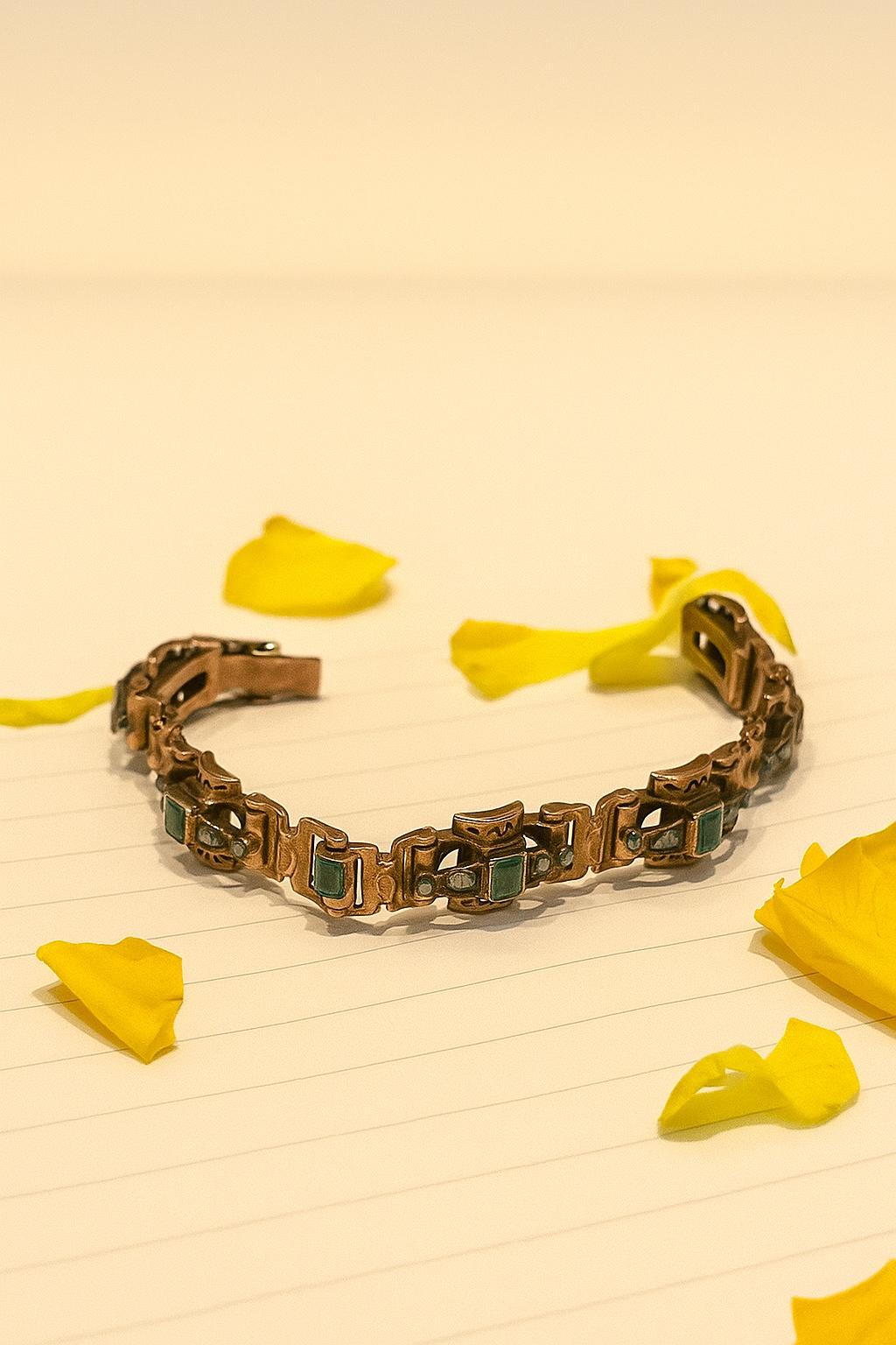 Bracelet ancien en or rose avec diamants et émeraudes , 1890s en vente 1