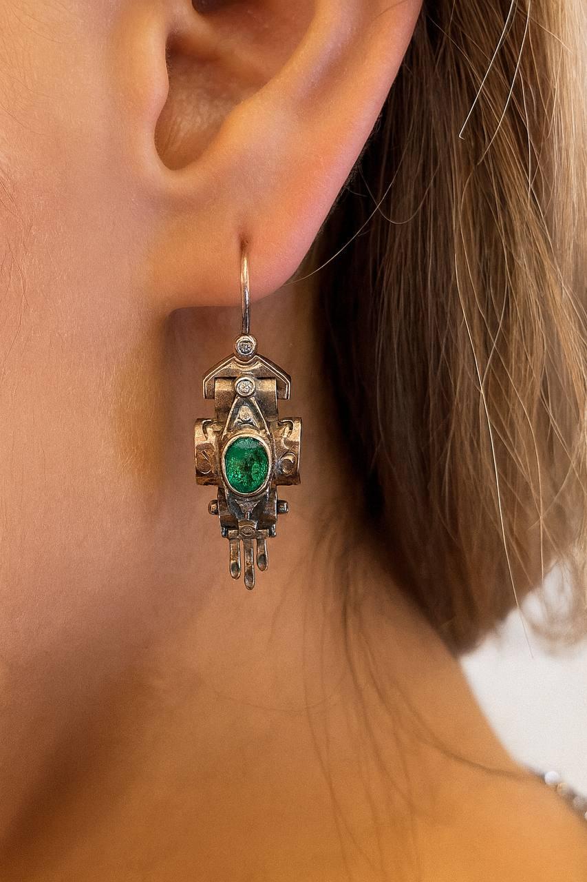 Boucle d'oreille unique géorgienne avec centre en émeraude verte ( Colombienne / 1.60
carat environ ) orné de diamants taillés en rose, serti dans de l'or rose 14k. Vers 1890.
