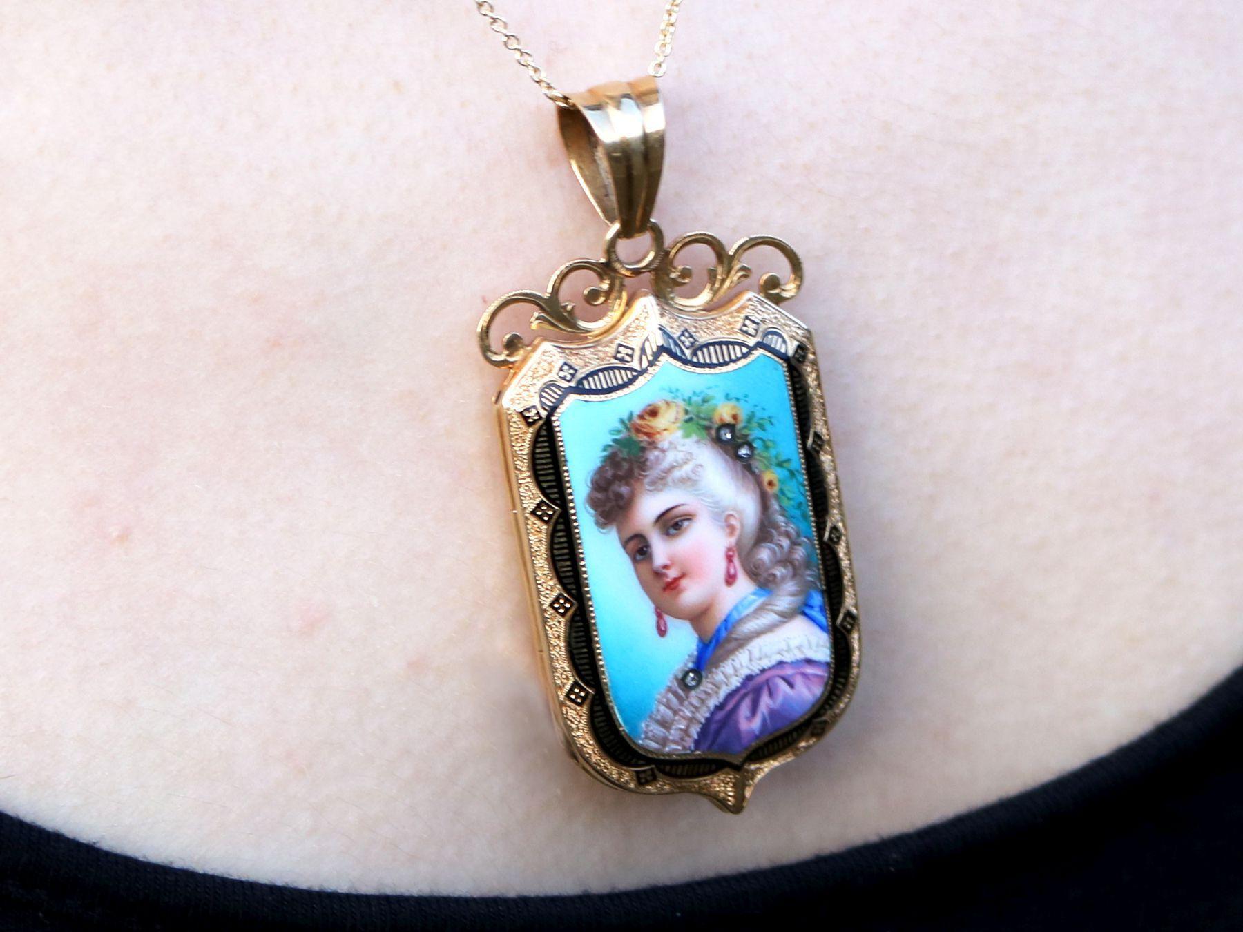Pendentif / médaillon ancien en or jaune 18k et émail au diamant, circa 1865 en vente 6