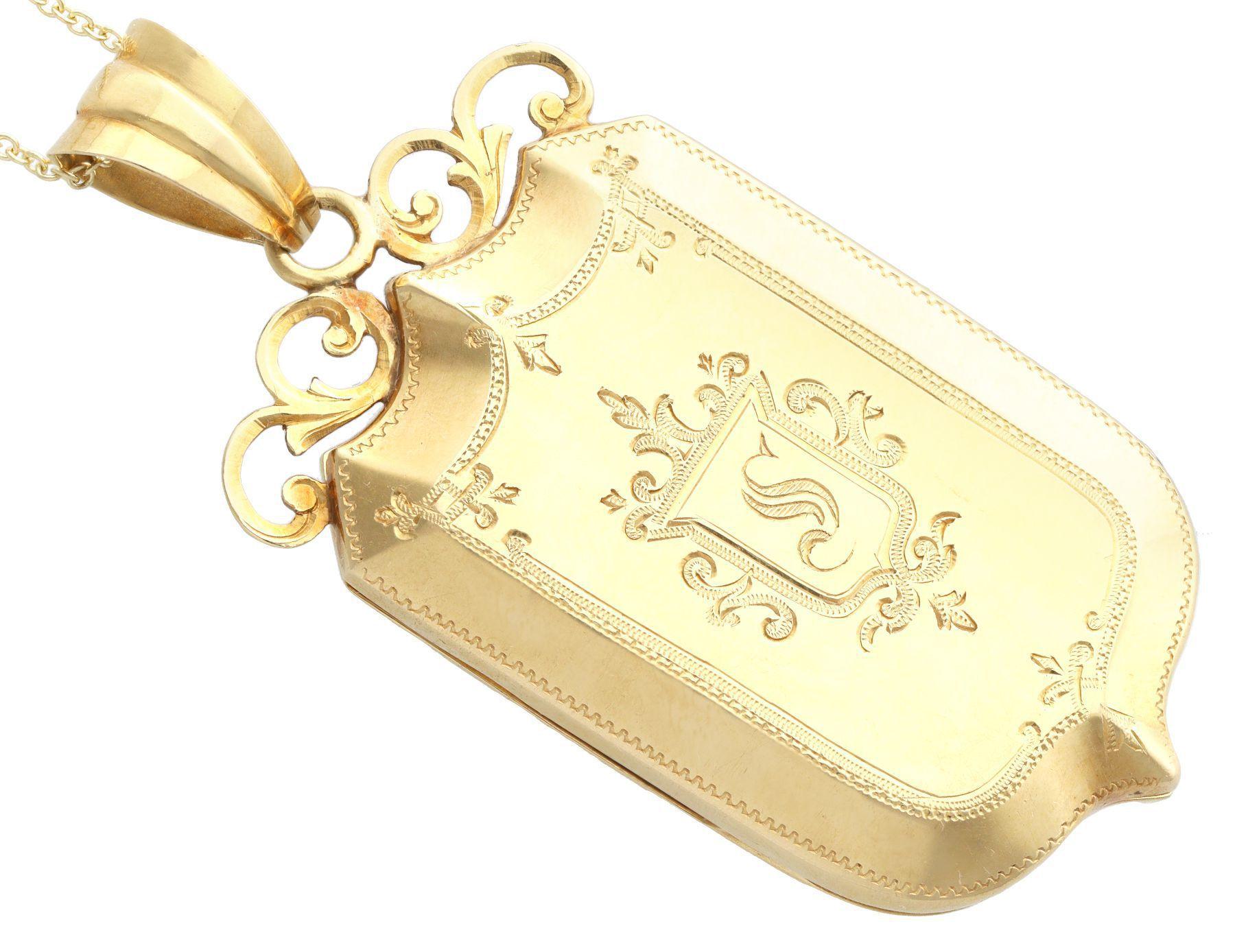 Pendentif / médaillon ancien en or jaune 18k et émail au diamant, circa 1865 en vente 1
