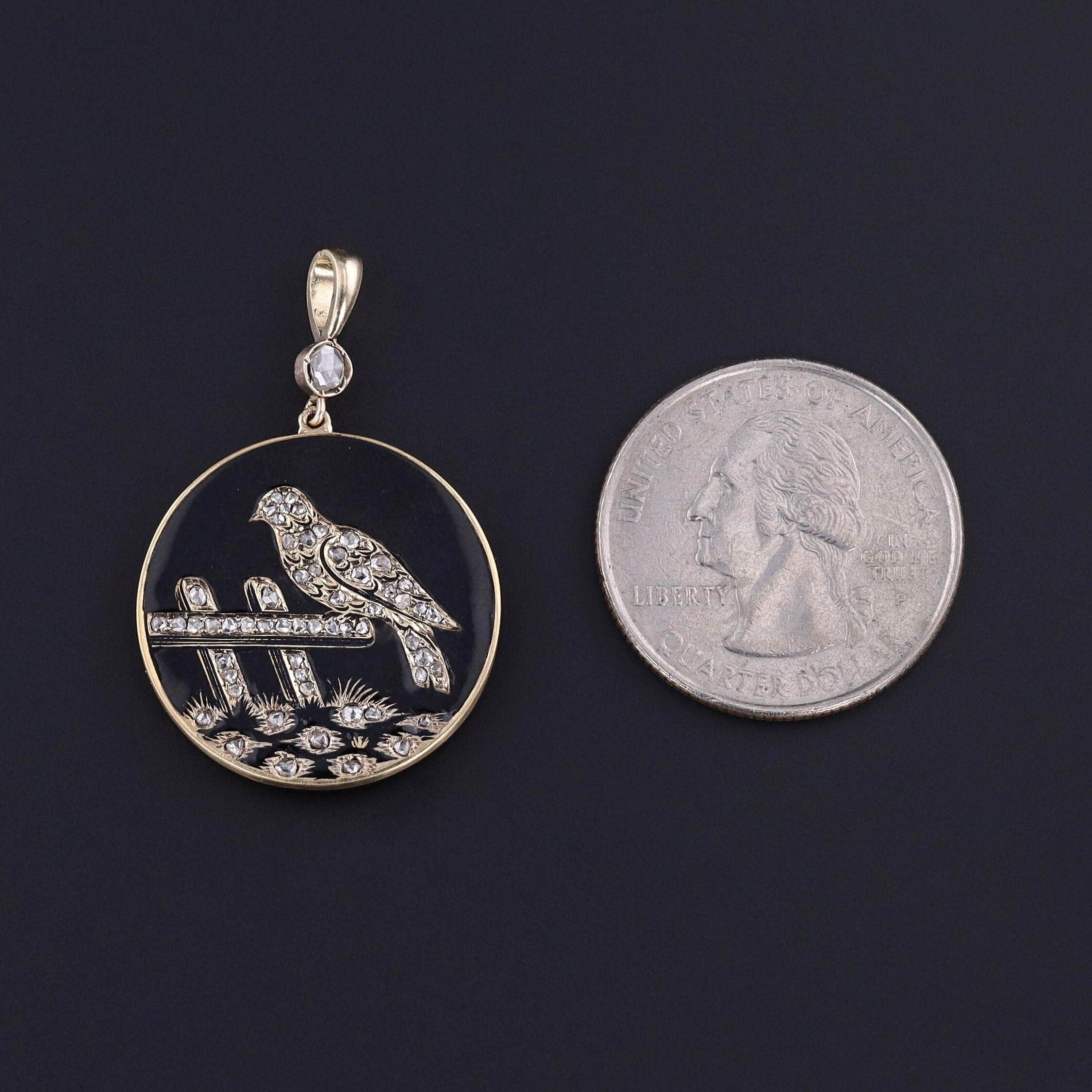 Pendentif ancien en forme d'oiseau en diamant taillé en rose : Adoptez l'élégance intemporelle avec cet exquis pendentif en or 14k représentant un oiseau perché sur une clôture, créé à partir de diamants taillés en rose et sertis sur un fond d'émail