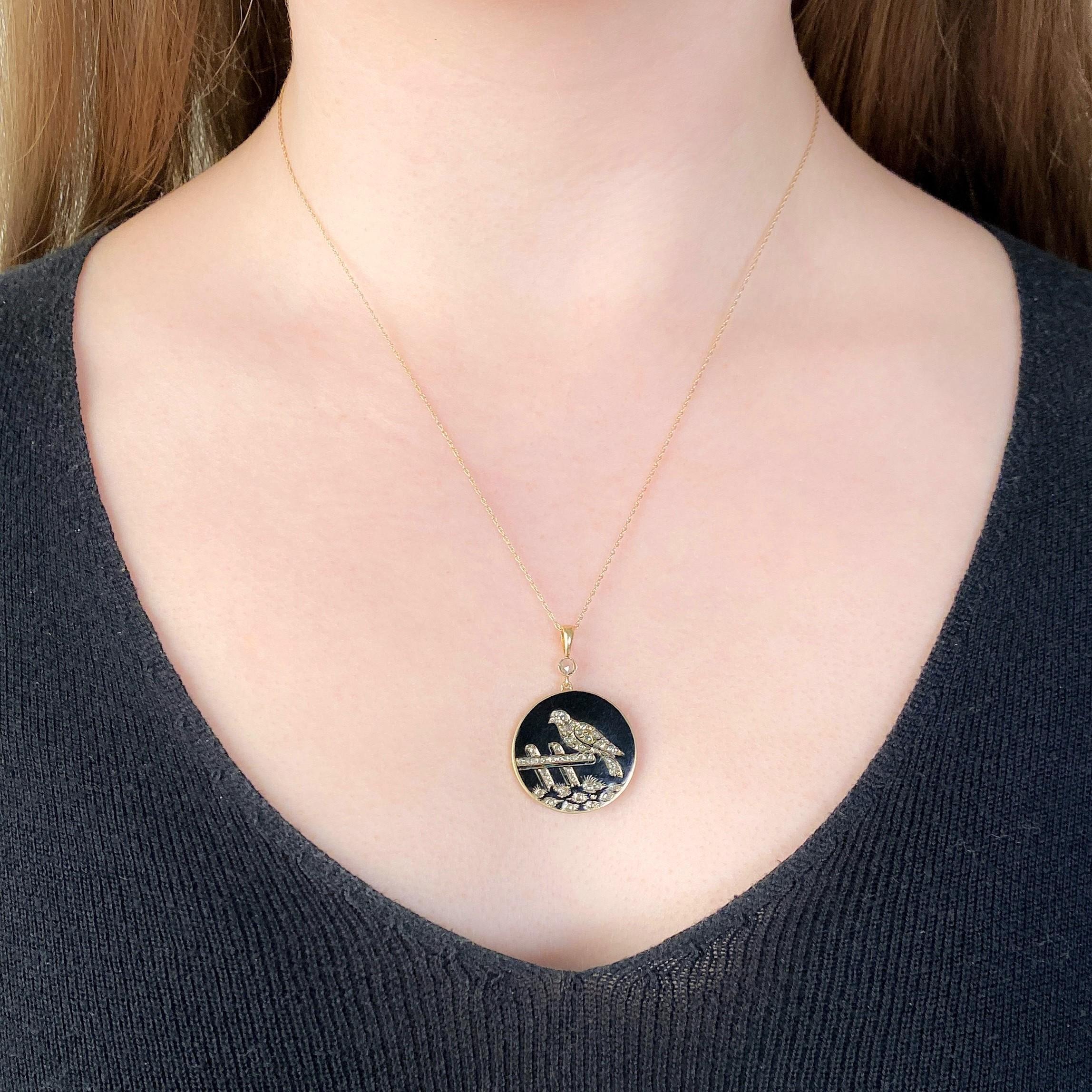 Pendentif ancien en or 14k avec diamant et oiseau en émail Unisexe en vente