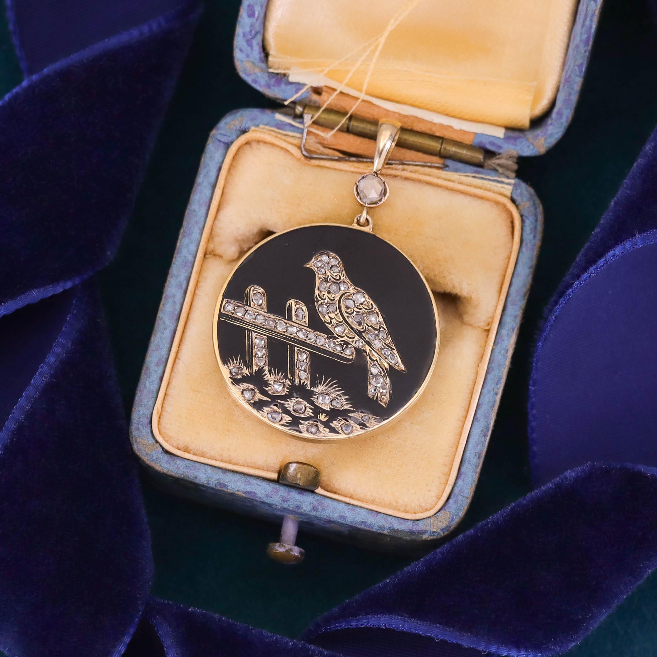 Pendentif ancien en or 14k avec diamant et oiseau en émail en vente 1