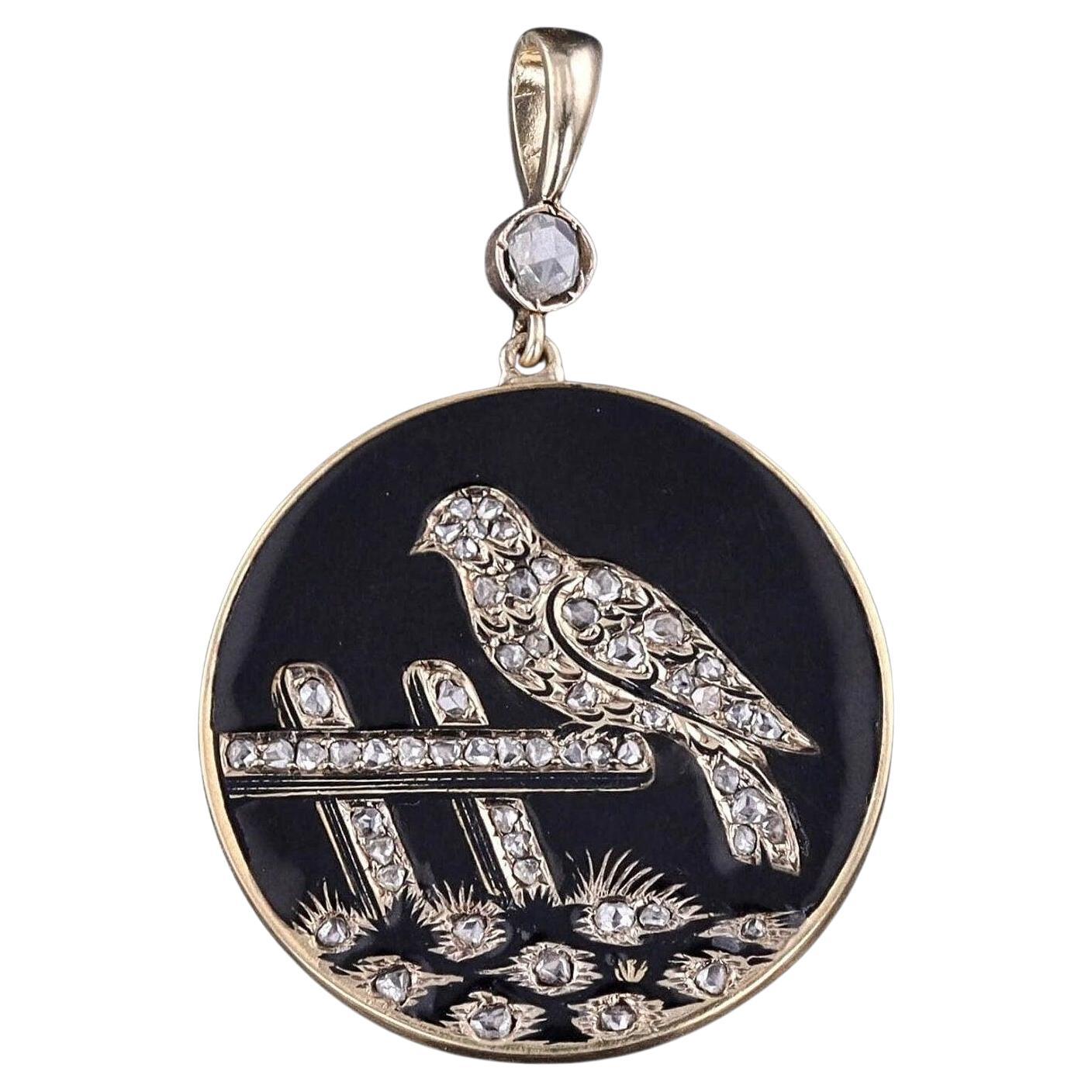 Pendentif ancien en or 14k avec diamant et oiseau en émail en vente