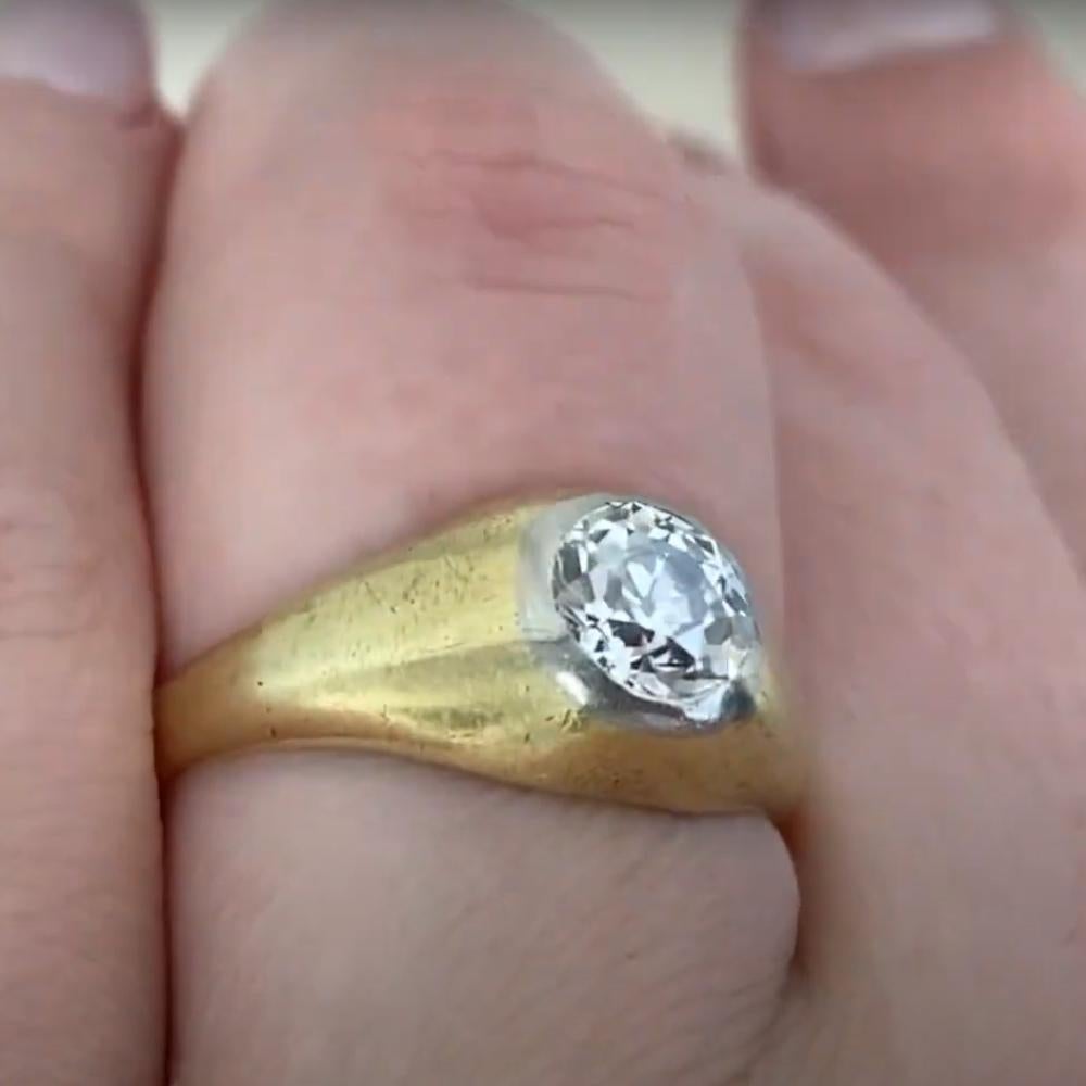 Questo squisito anello antico mette in mostra un diamante vecchio taglio europeo di circa 0,70 carati, con colore J e purezza VS1. Il diamante è incastonato in una montatura in platino che ne garantisce la bellezza e la durata. L'artigianalità di