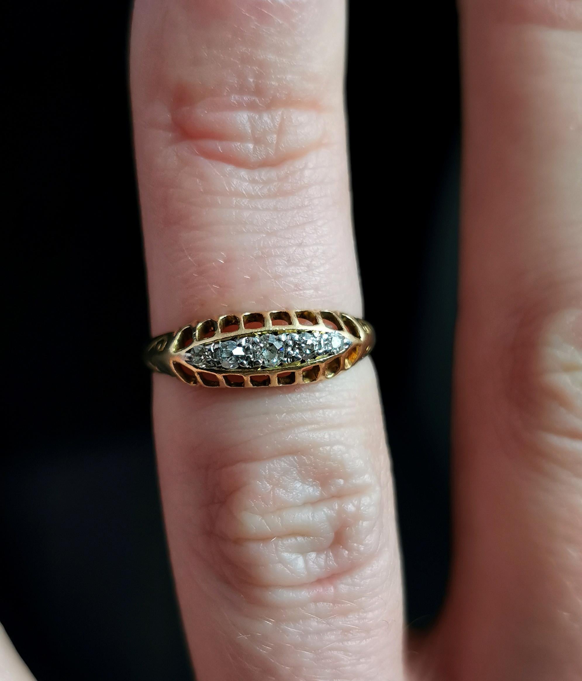 Antique Diamond Five Stone Ring, 18 Karat Yellow Gold, Edwardian In Good Condition For Sale In NEWARK, GB