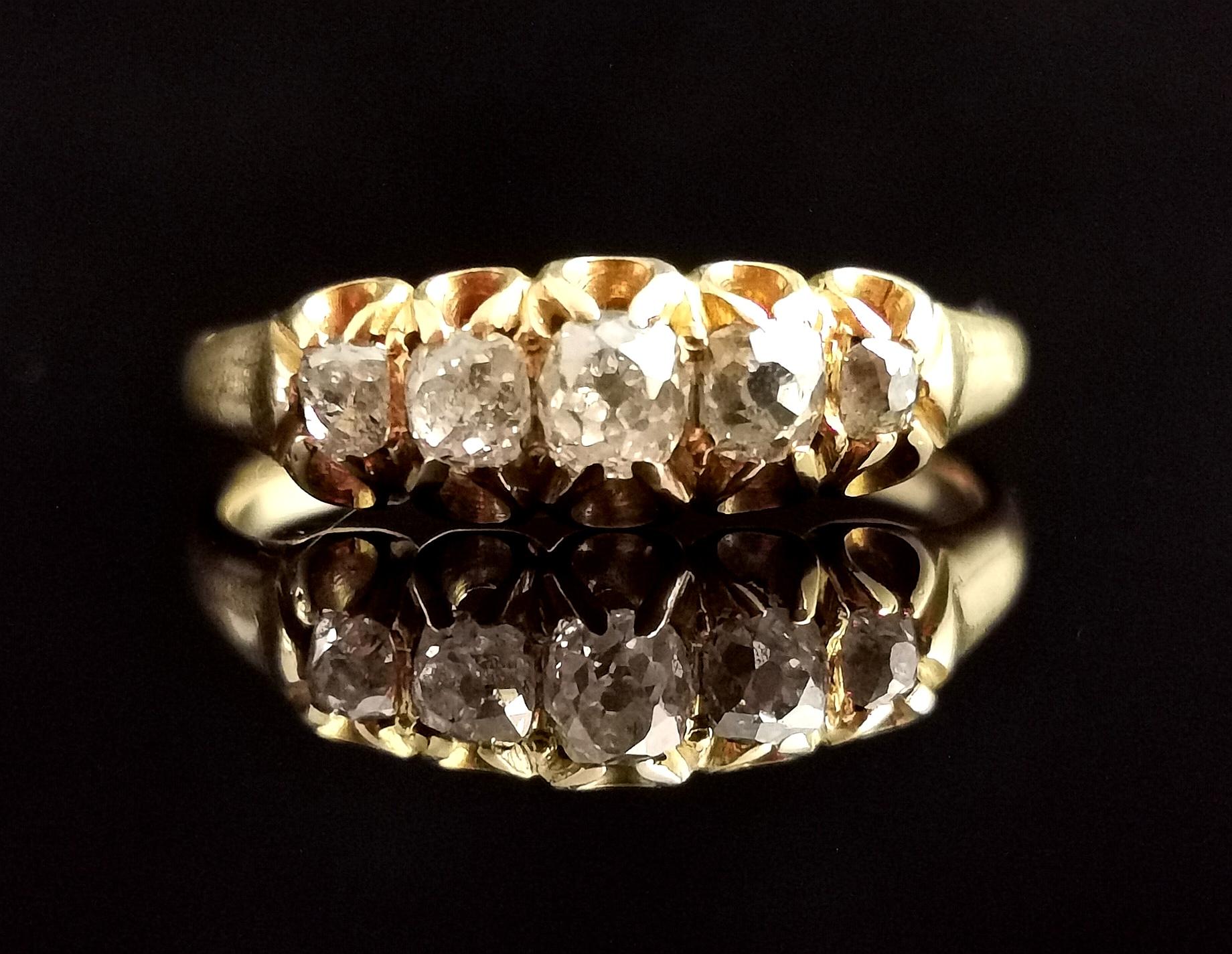 Eine atemberaubende antike, spätviktorianischen Ära fünf Stein Diamantring in 18kt Gelbgold.

Diese spektakuläre Schönheit weist fünf abgestufte Diamanten im Altschliff auf, von denen der größte der Mittelstein ist.

Die Diamanten haben ein