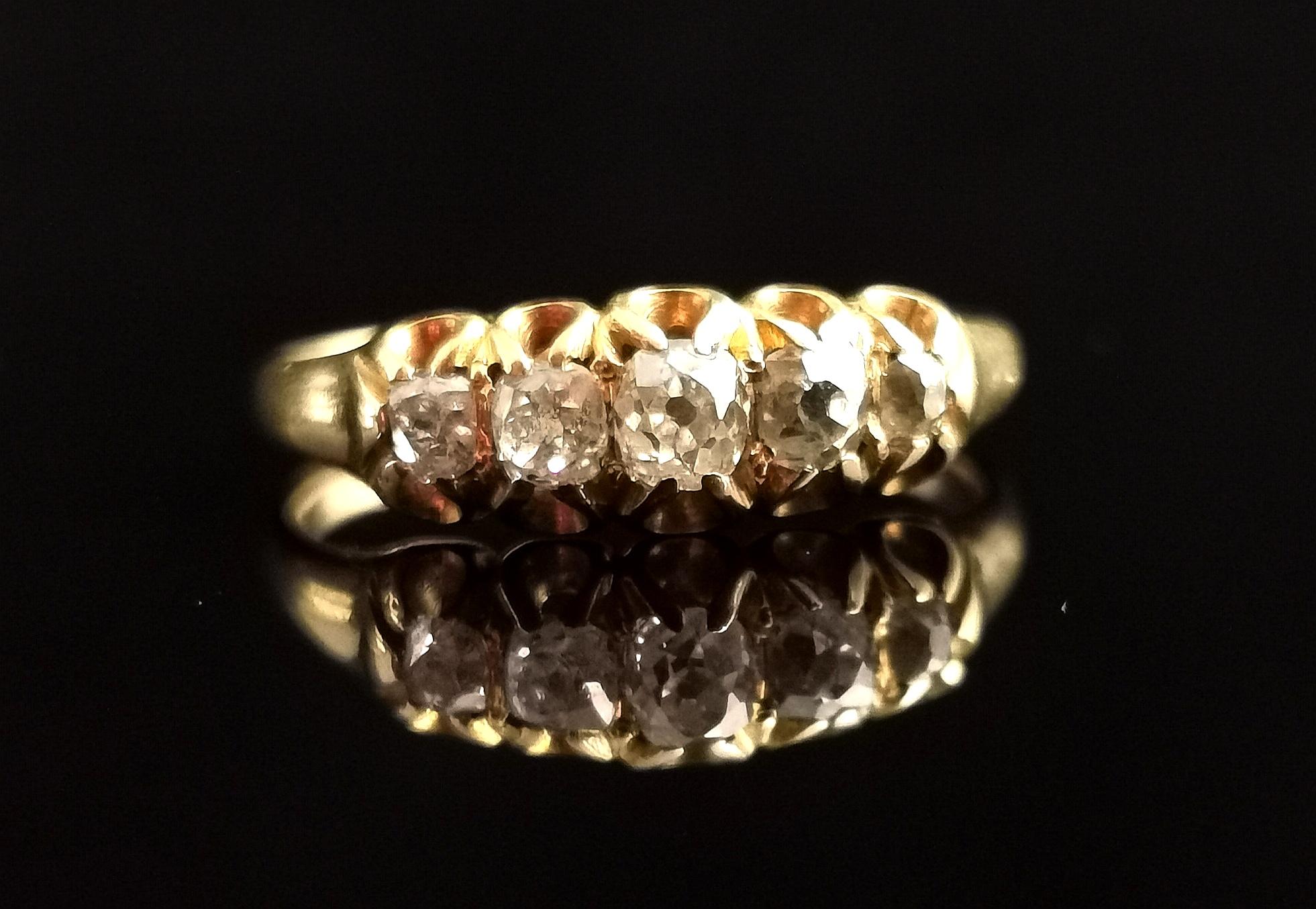 Victorien Bague ancienne à cinq pierres en or jaune 18 carats et diamants, époque victorienne  en vente