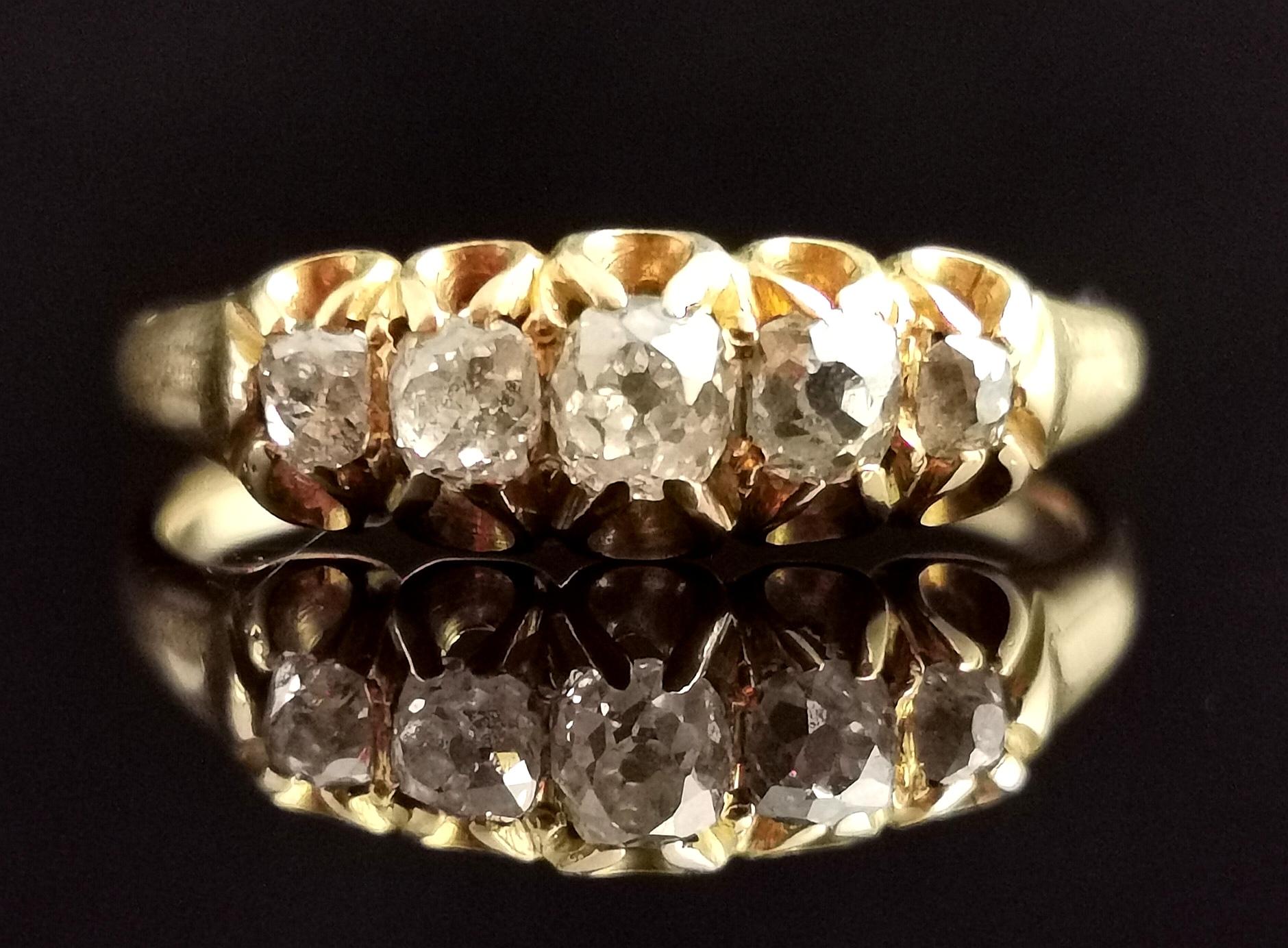 Antiker Diamantring mit fünf Steinen, 18 Karat Gelbgold, viktorianisch  (Alteuropäischer Schliff) im Angebot