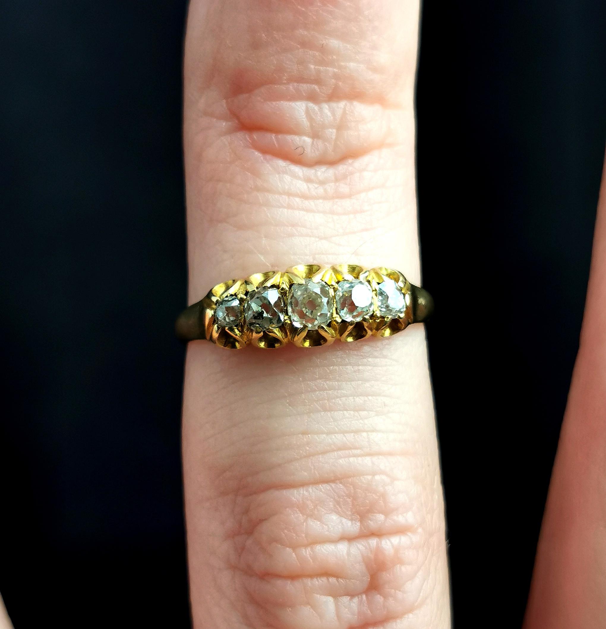 Antique diamond five stone ring, 18 karat yellow gold, Victorian  In Good Condition For Sale In NEWARK, GB