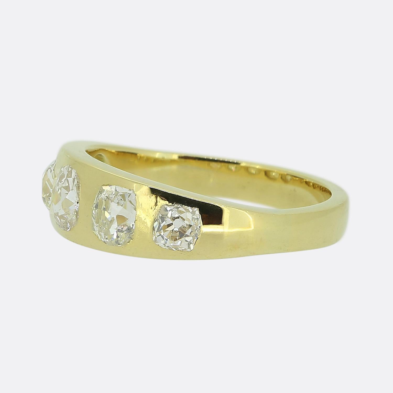 Qui abbiamo un anello contemporaneo che adotta cinque diamanti antichi. Realizzato in oro giallo 18ct, presenta cinque diamanti rotondi sfaccettati di taglio vecchio europeo incastonati sul quadrante. Questi diamanti bianchi sono disposti