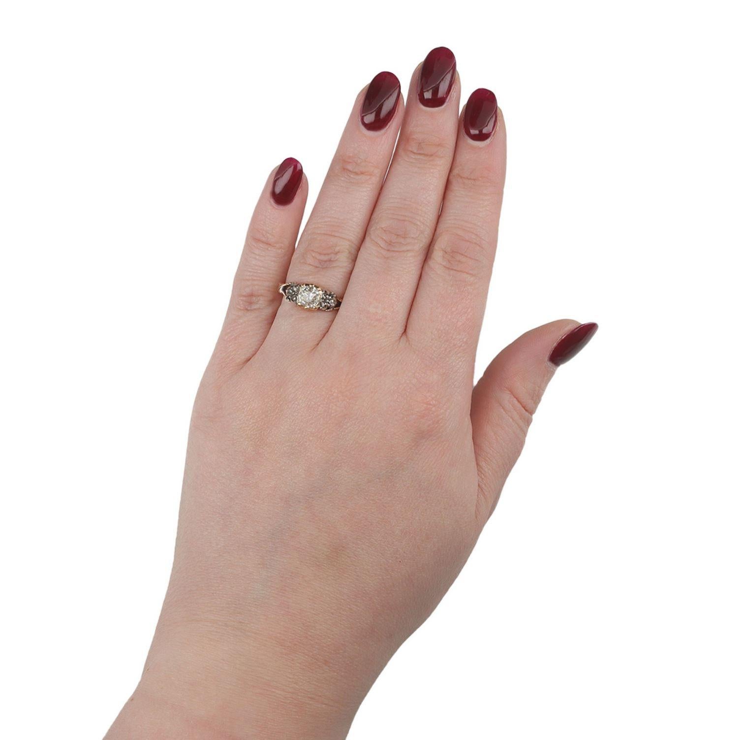 Bague solitaire ancienne flanquée de diamants, suédoise, vers 1840. Pour femmes en vente