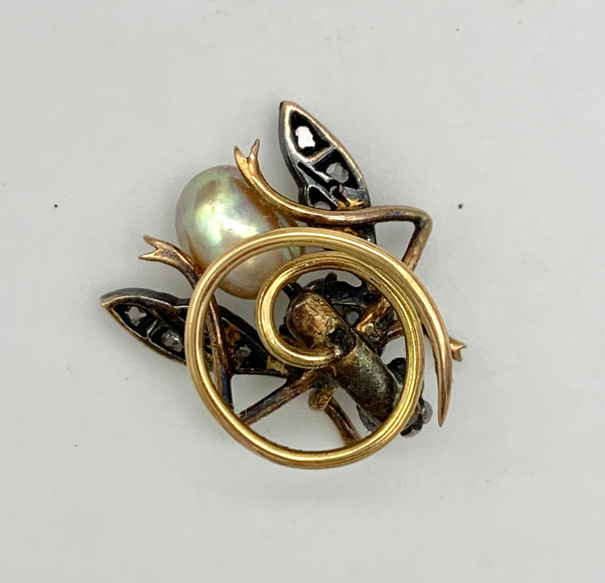 This delightful jewel features a diamond fly with a pinkish gold green baroque pearl body.
The eyes are set with 2 little rubies. In the iconographic language of old master paintings the fly stands for the devil or the evil, therefore the fly