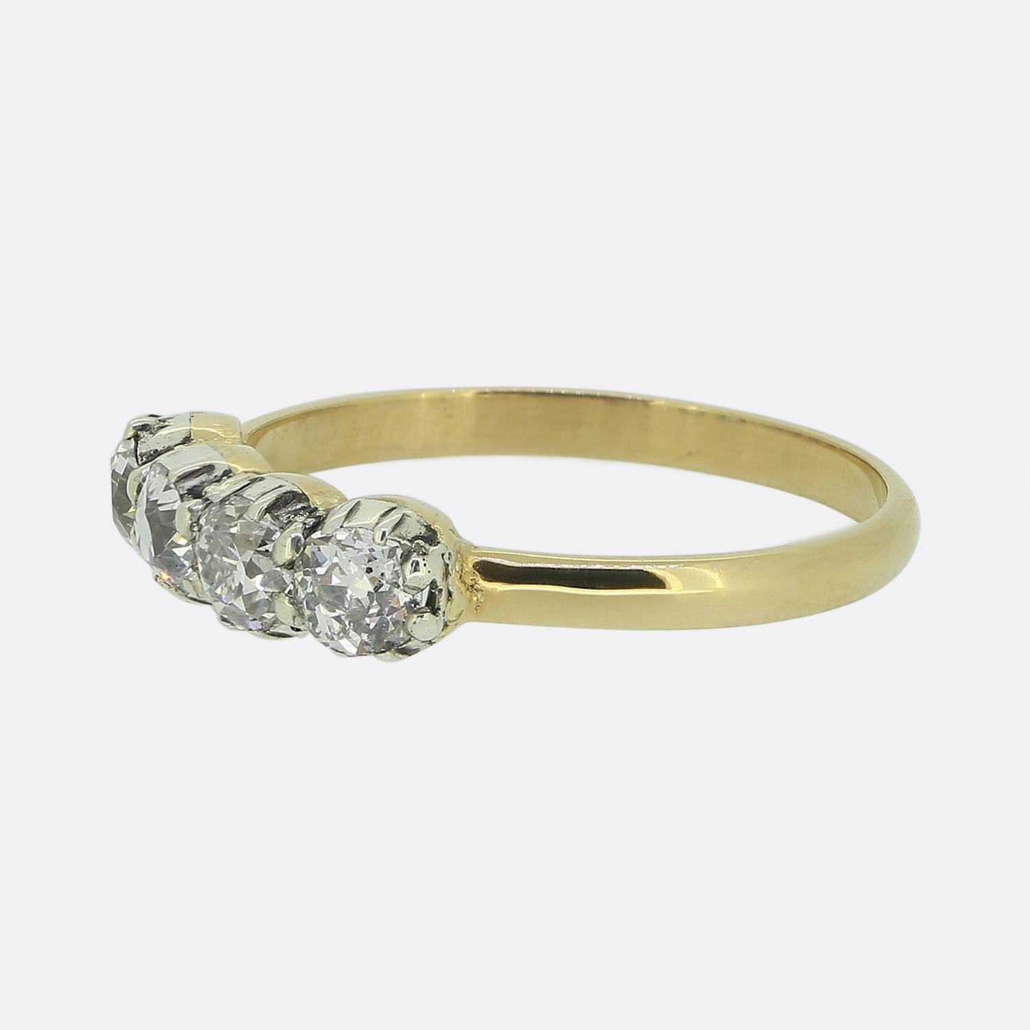 Ecco un meraviglioso anello con quattro pietre di diamante risalente all'epoca vittoriana. Ogni diamante è inserito in una montatura a collet in argento e l'anello ha un gambo in oro giallo 18 carati più moderno. I diamanti sono bianchi e brillanti,