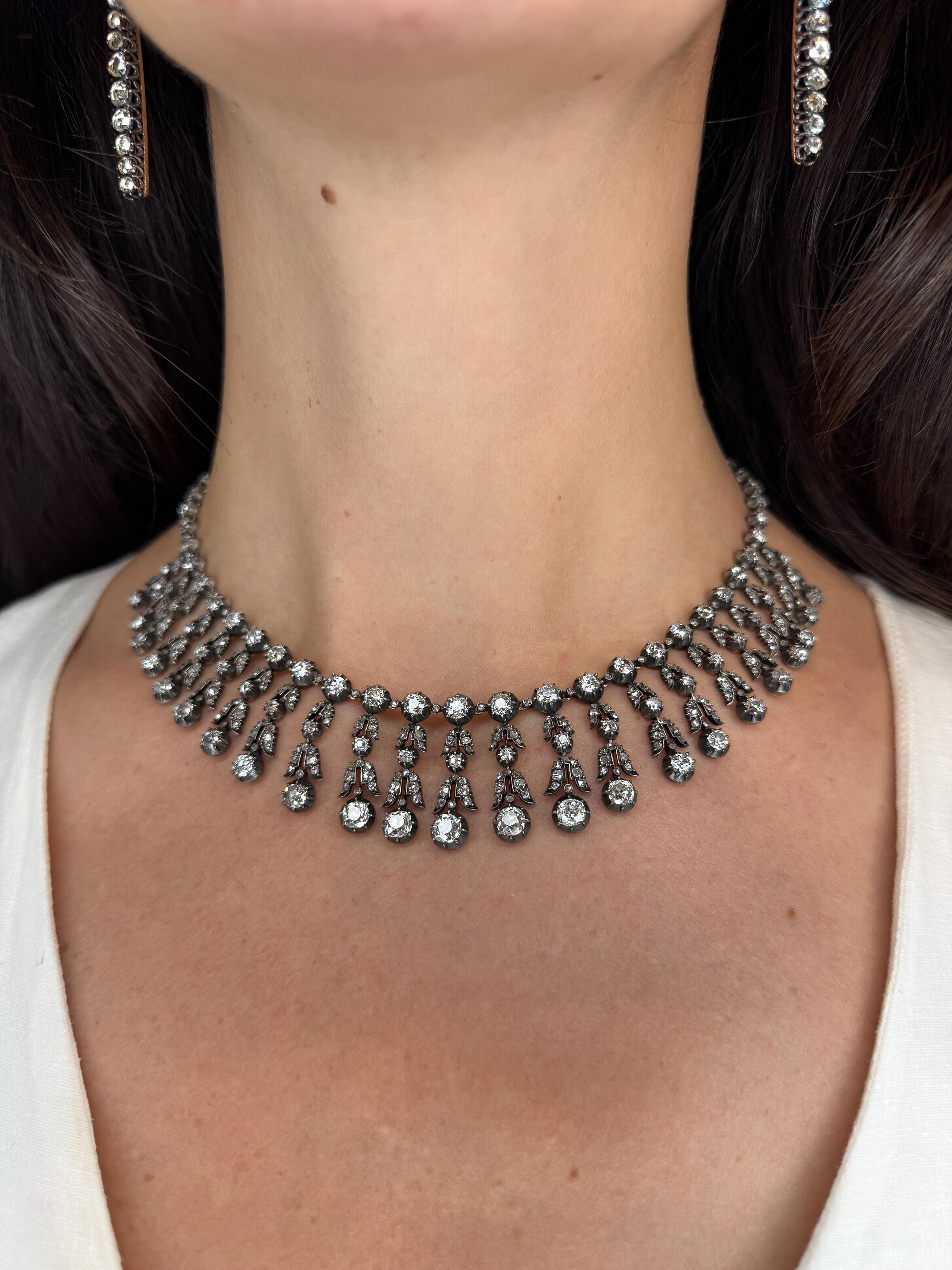 Una magnifica collana con frangia composta da diamanti antichi a forma di cuscino e taglio a rosa, finemente montati in argento e oro, con marchi di controllo francesi e marchio del produttore. La collana presenta un grazioso design a frange