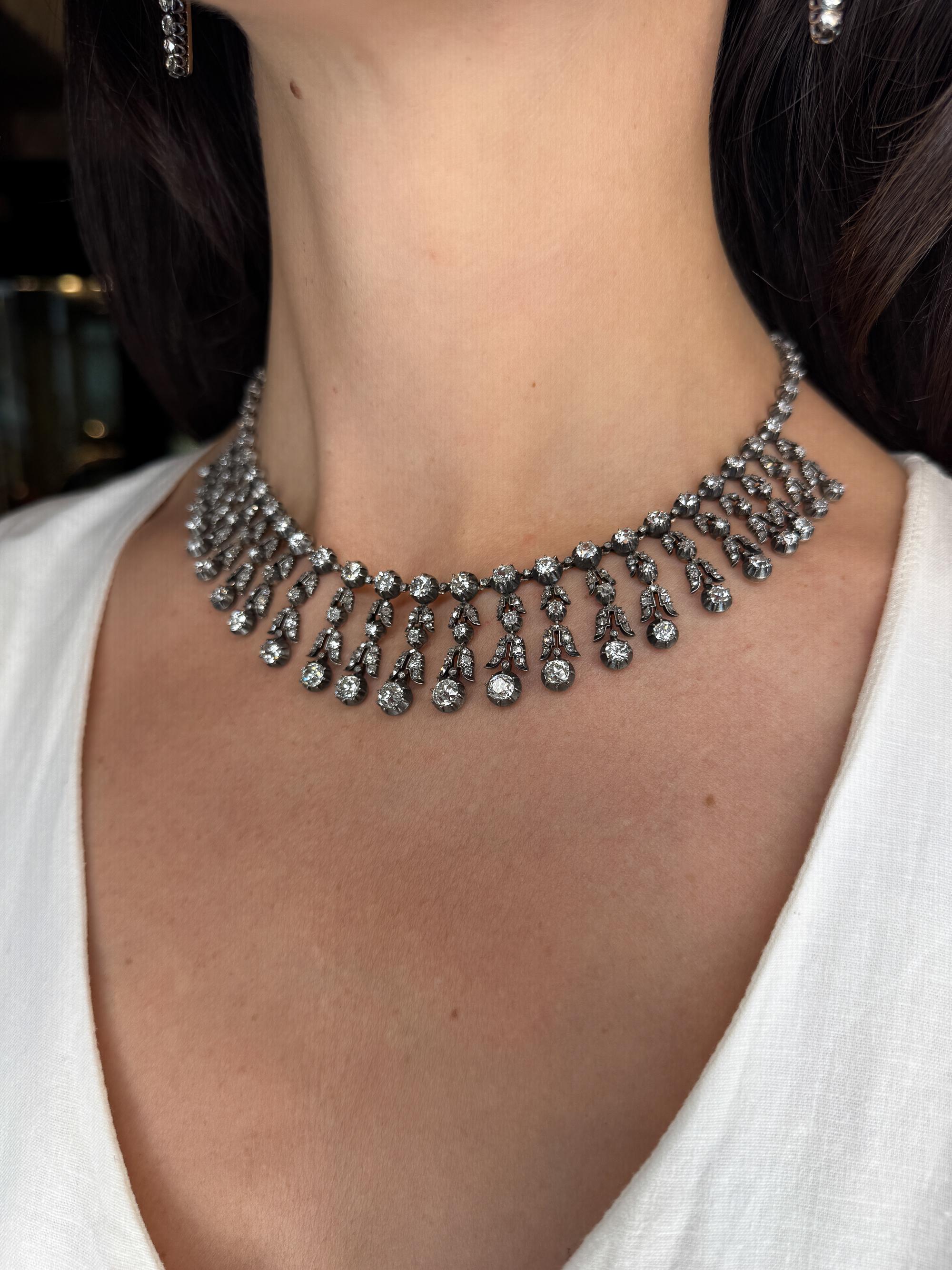 Donna Antica suite di collana e orecchini con frangia di diamanti, circa 1880 in vendita
