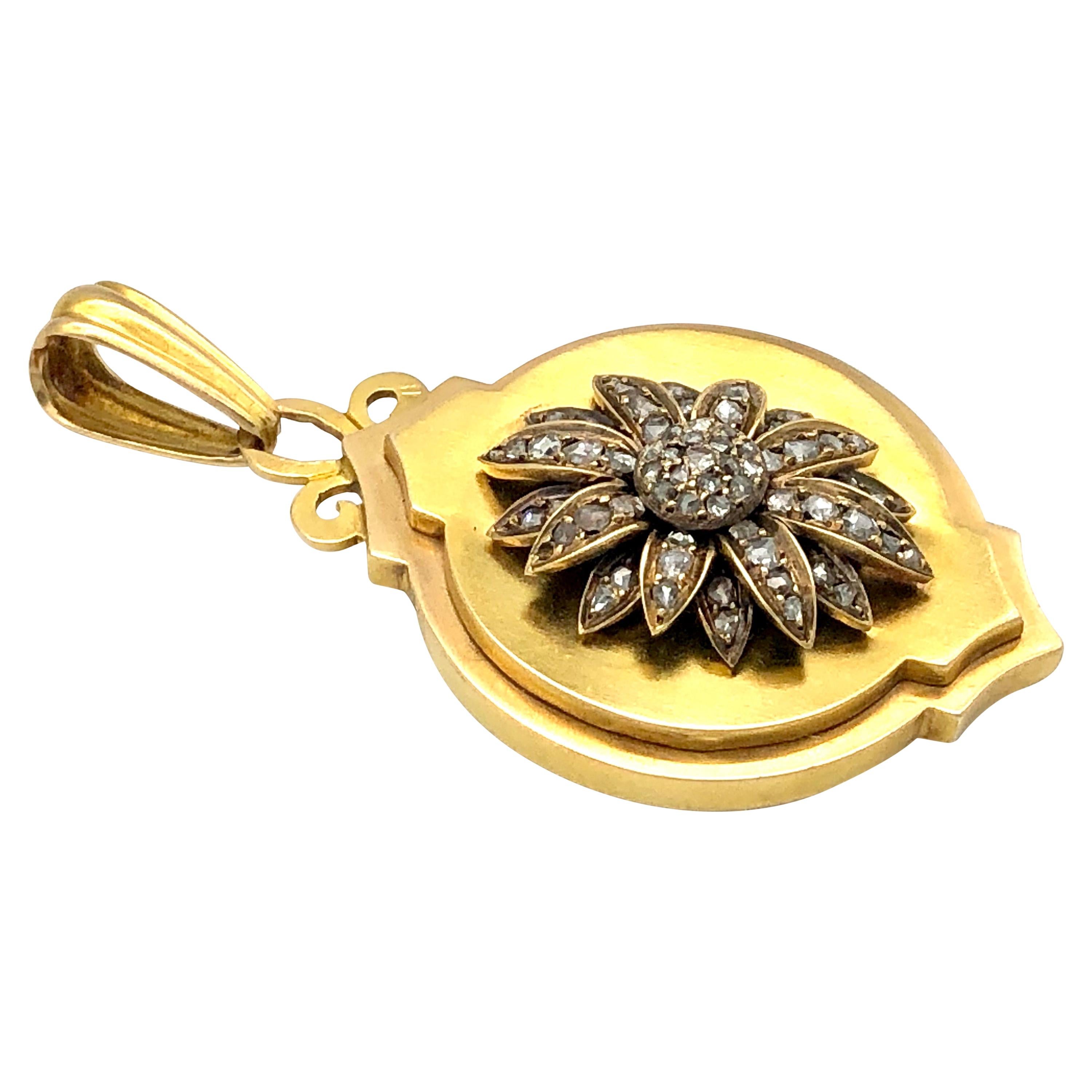Pendentif médaillon ancien à fleurs en or et diamants en vente