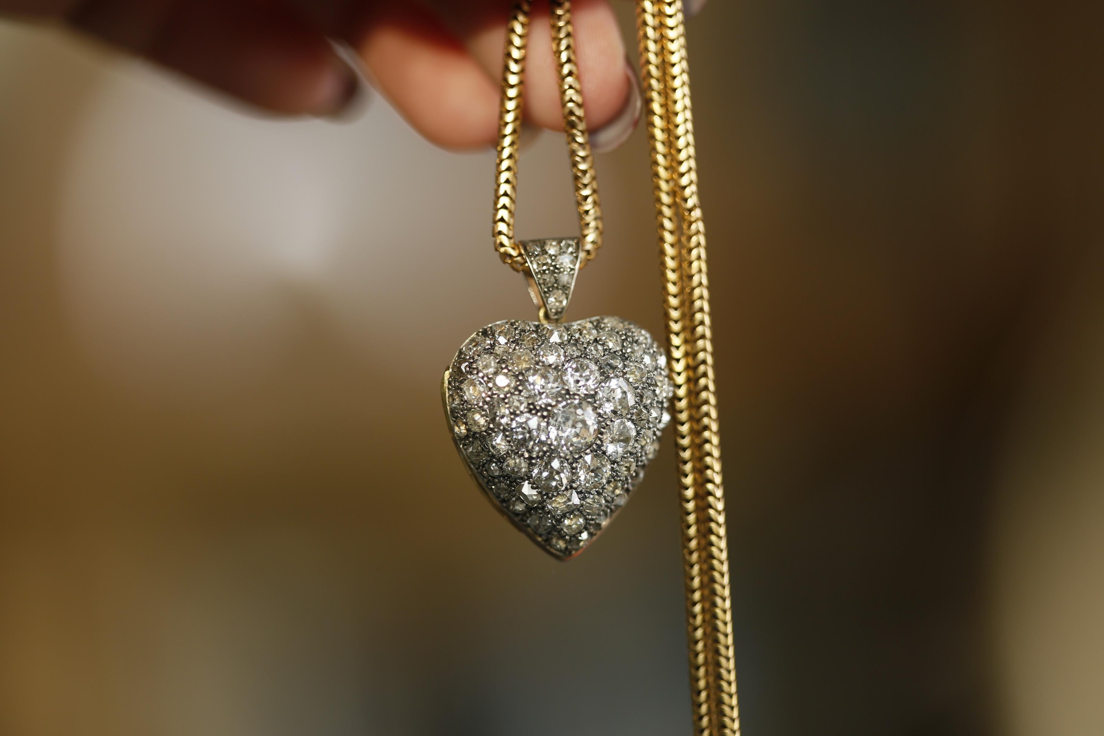Pendant size：22mm x 19mm
Approx diamond weight: 4.15 carats
Chain length: 42cm
Total weight: 22.28g

This is such a wearable pendant. You will find yourself reaching for this in your jewellery box day after day. The front of the locket is encrusted
