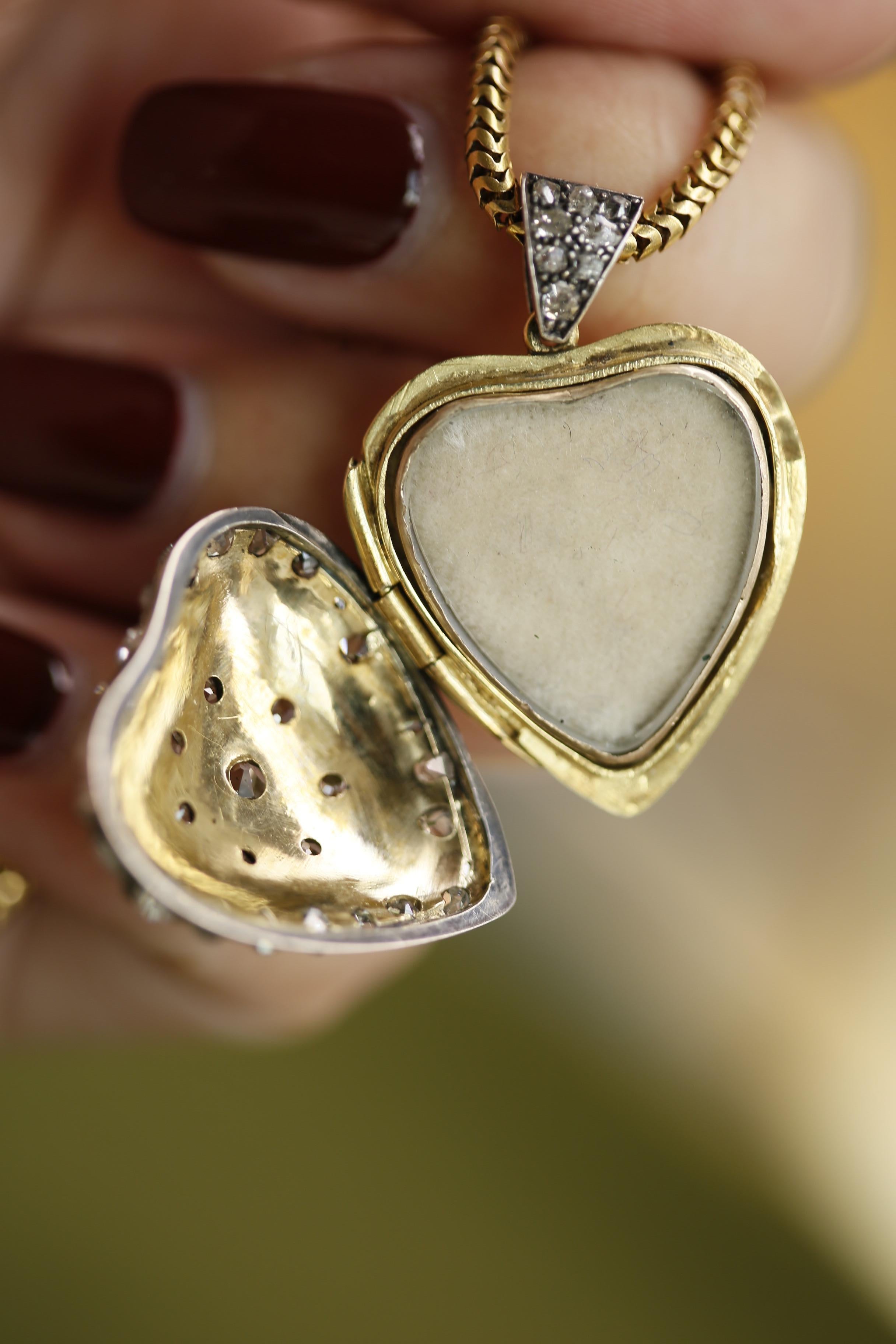 Antique Diamond Gold Heart Pendant Locket Necklace In Good Condition In Banbury, GB
