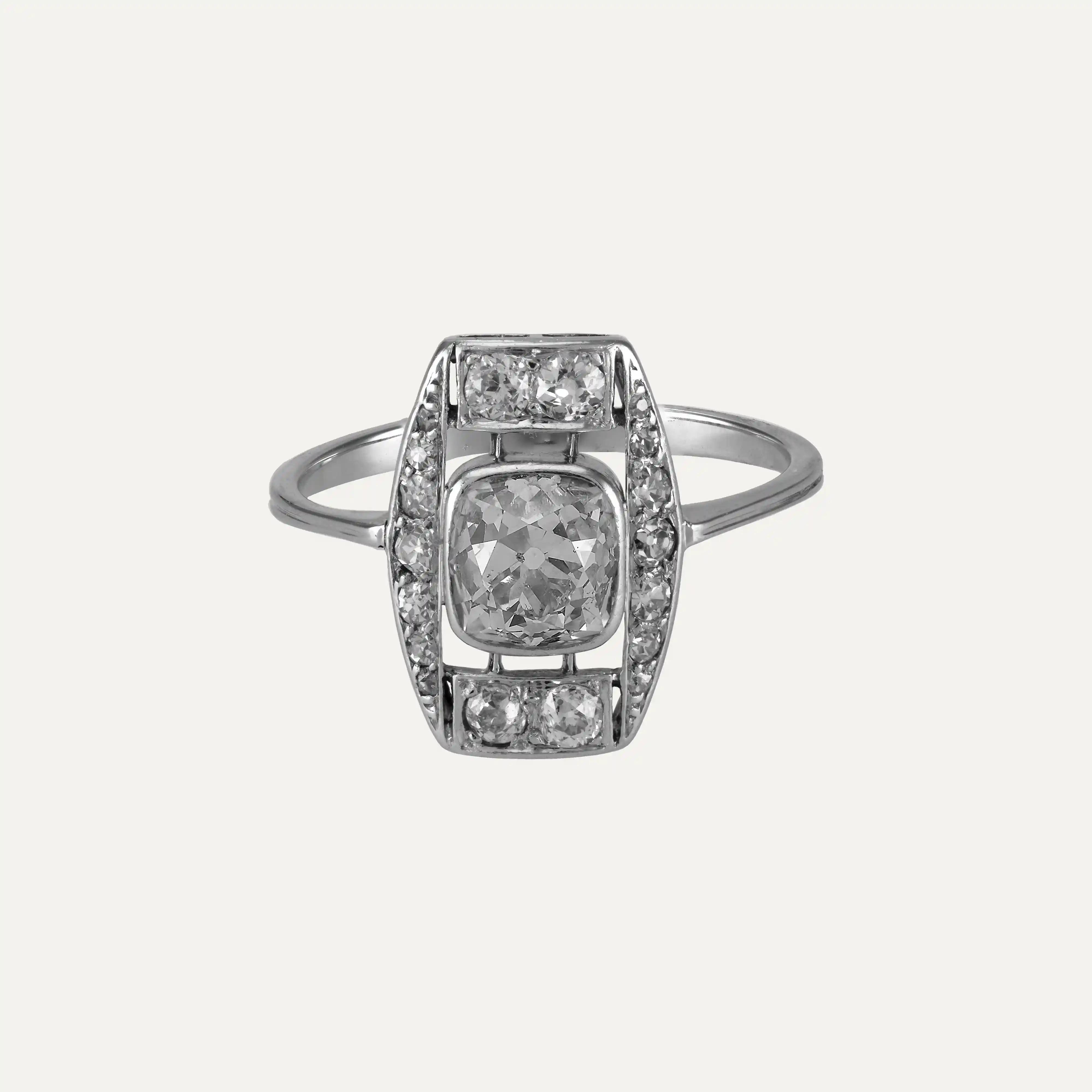 Antiker Ring aus 18kt - 750‰ Weißgold, mit einem alten Diamanten im Brillantschliff in der Mitte, ca. 1,22ct, (M, SI1), umgeben von 18 Diamanten ca. 0,35ct. 
Wurde professionell gereinigt und geprüft und wird elegant zum Verschenken verpackt.
Ein