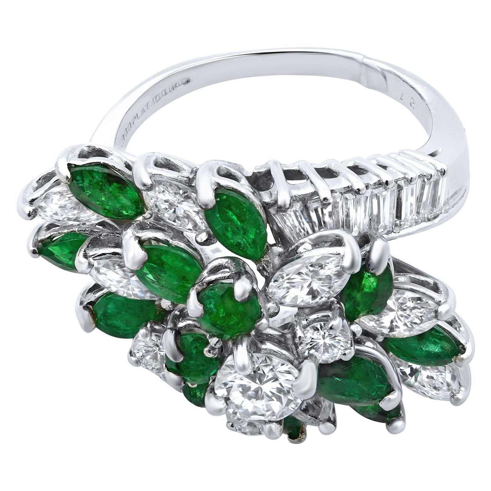 Anello da cocktail con diamante antico e smeraldo verde in platino