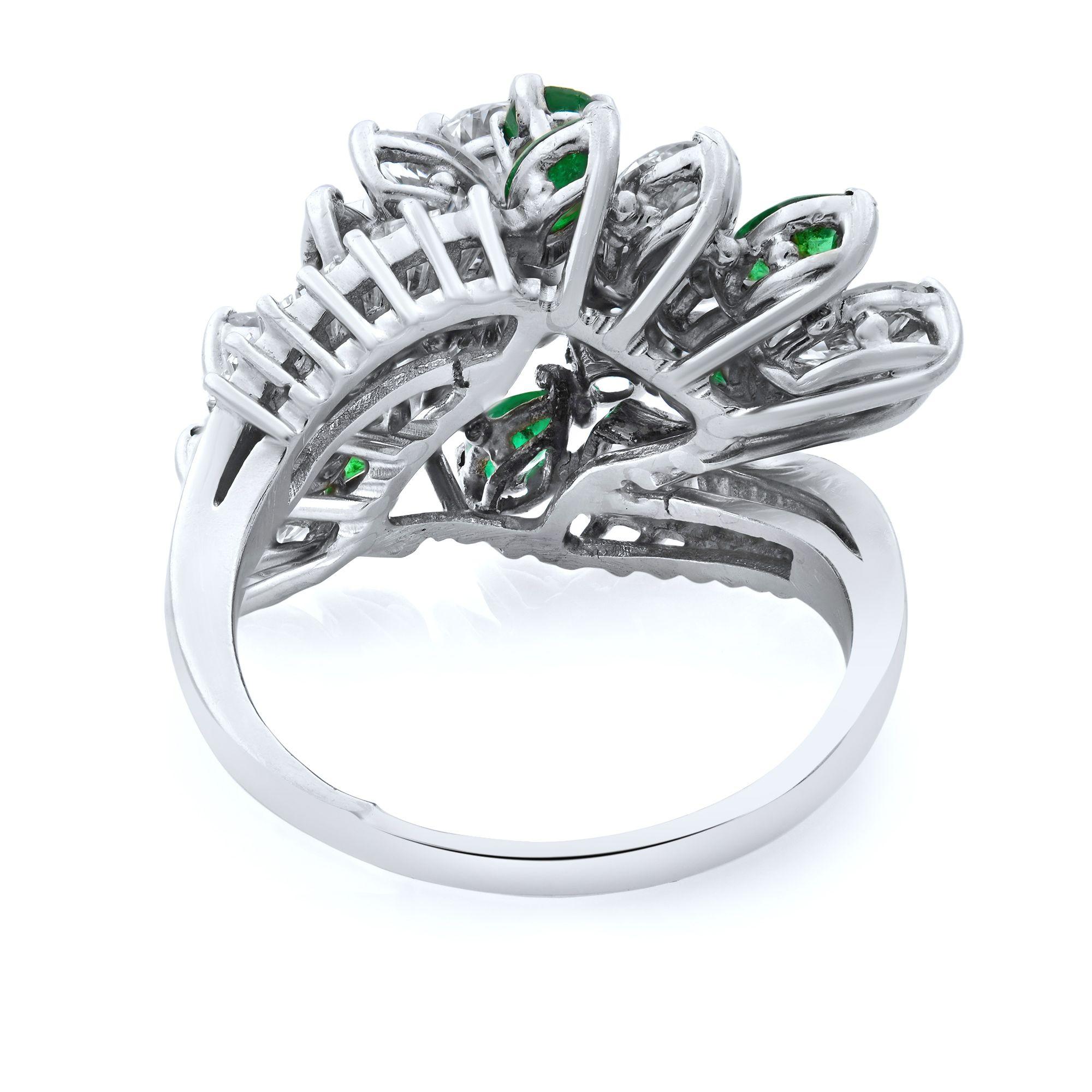 Antique Diamond Green Emerald Cocktail Ring in Platinum In Excellent Condition For Sale In New York, NY