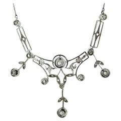Lavallière ancienne en diamants. En argent sterling avec une lunette sertie de diamants de taille brute.
