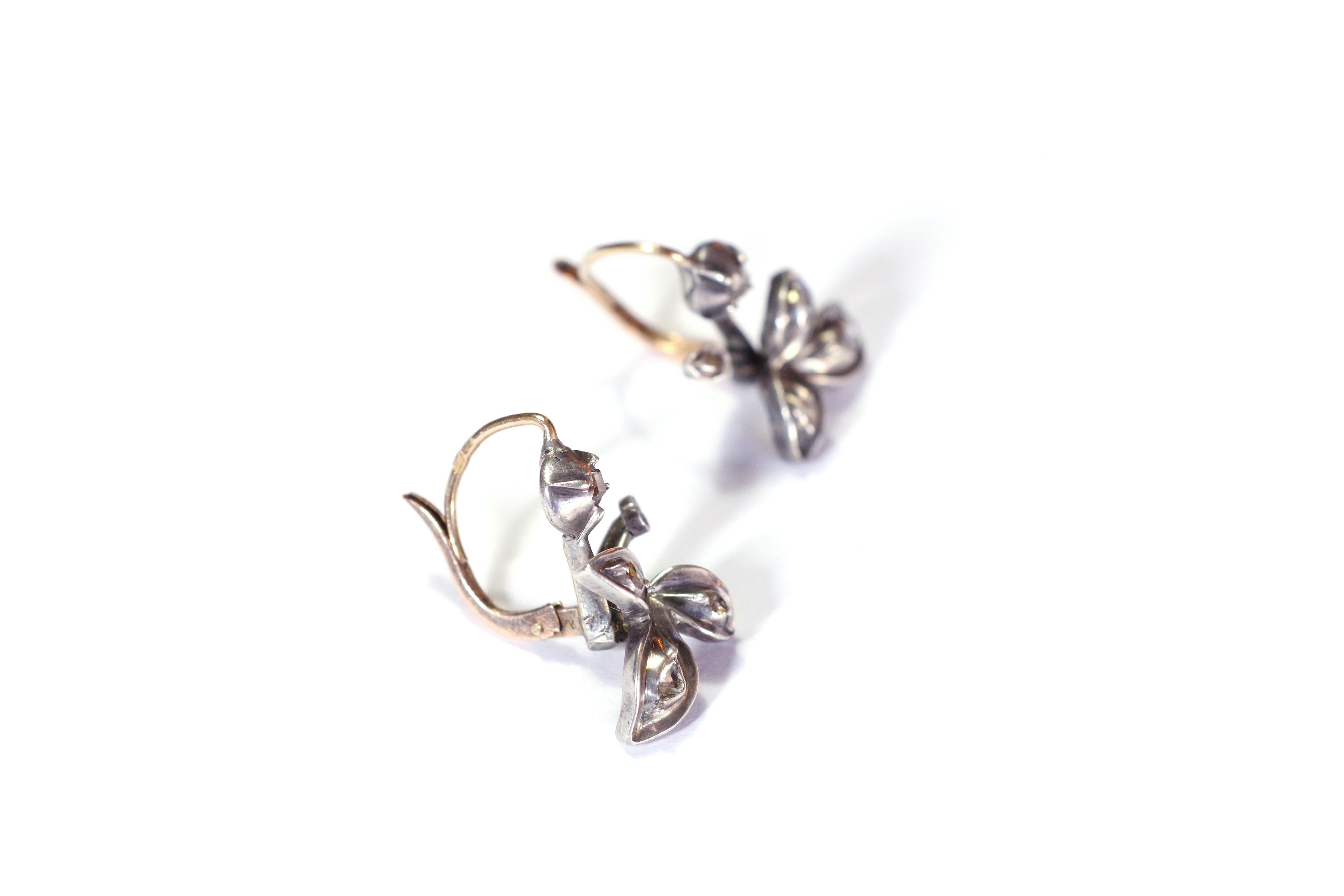 Antique diamond leaf earrings made of silver and 18 karat rose gold. A lovely pair of antique leaf-shaped earrings. The leaves are in silver set with five rose-cut diamonds. Regional earrings from Provence in France, 19th century.

Swan hallmark and