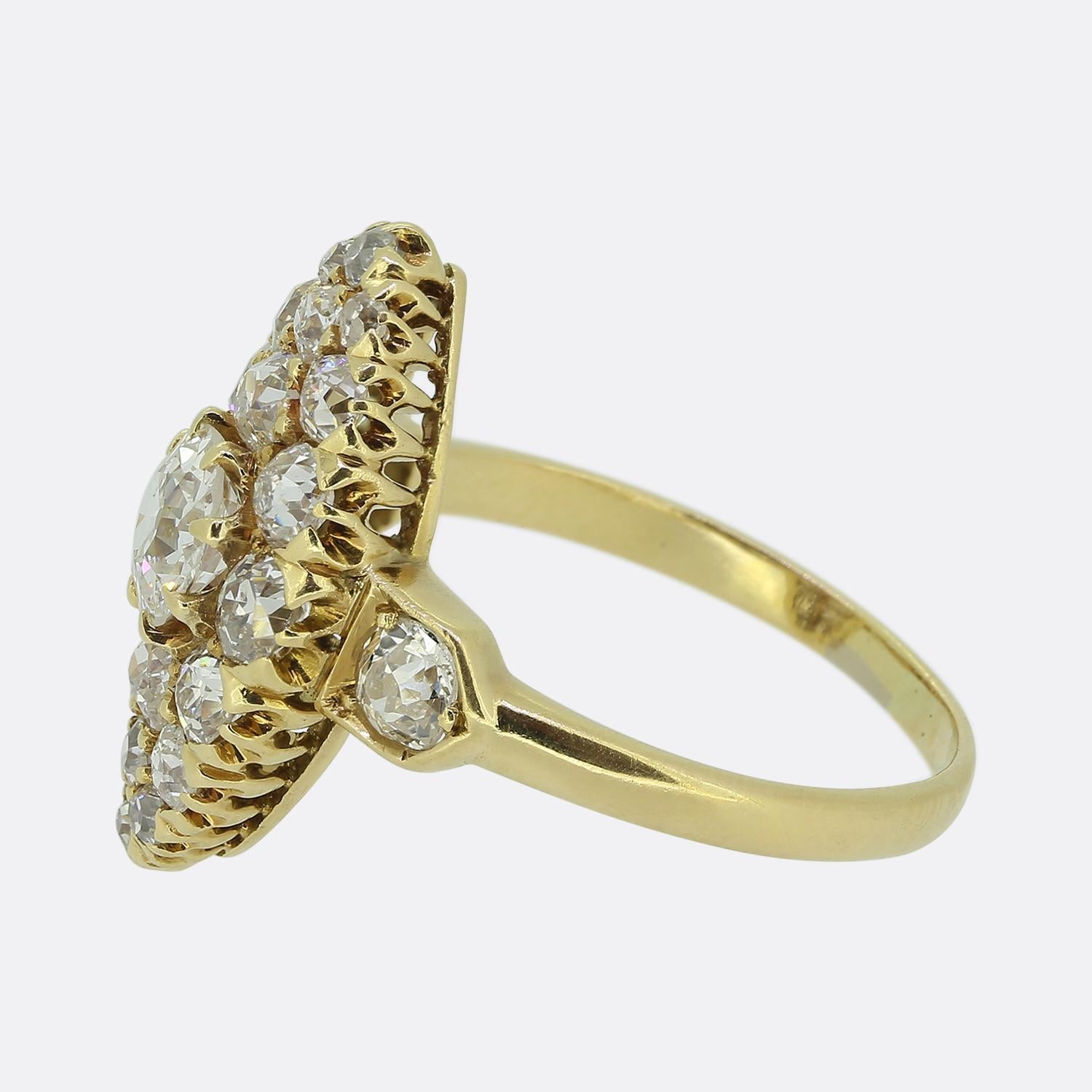 Nous avons ici une magnifique bague ancienne à navette en diamant. Réalisée en or jaune 18 carats, cette pièce ancienne est ornée d'un diamant rond à facettes de taille européenne au centre de la face. Cette pierre principale est légèrement
