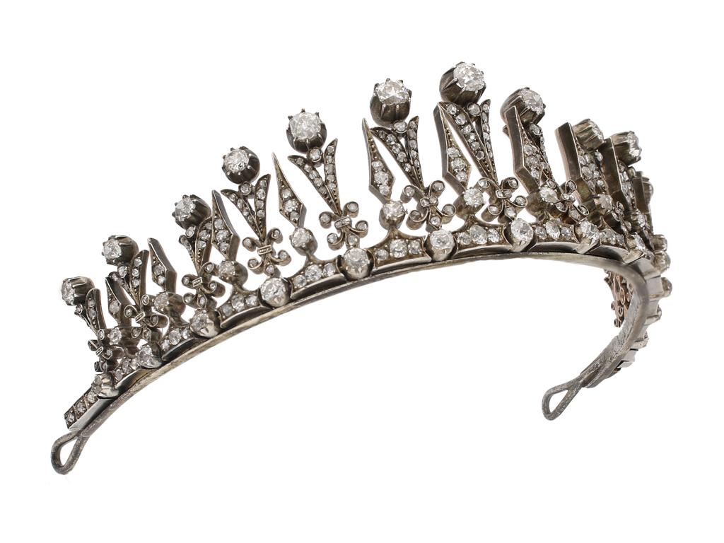 Collier/tiare en diamants anciens. Sertie de quatre-vingt-trois diamants de forme coussin de type 