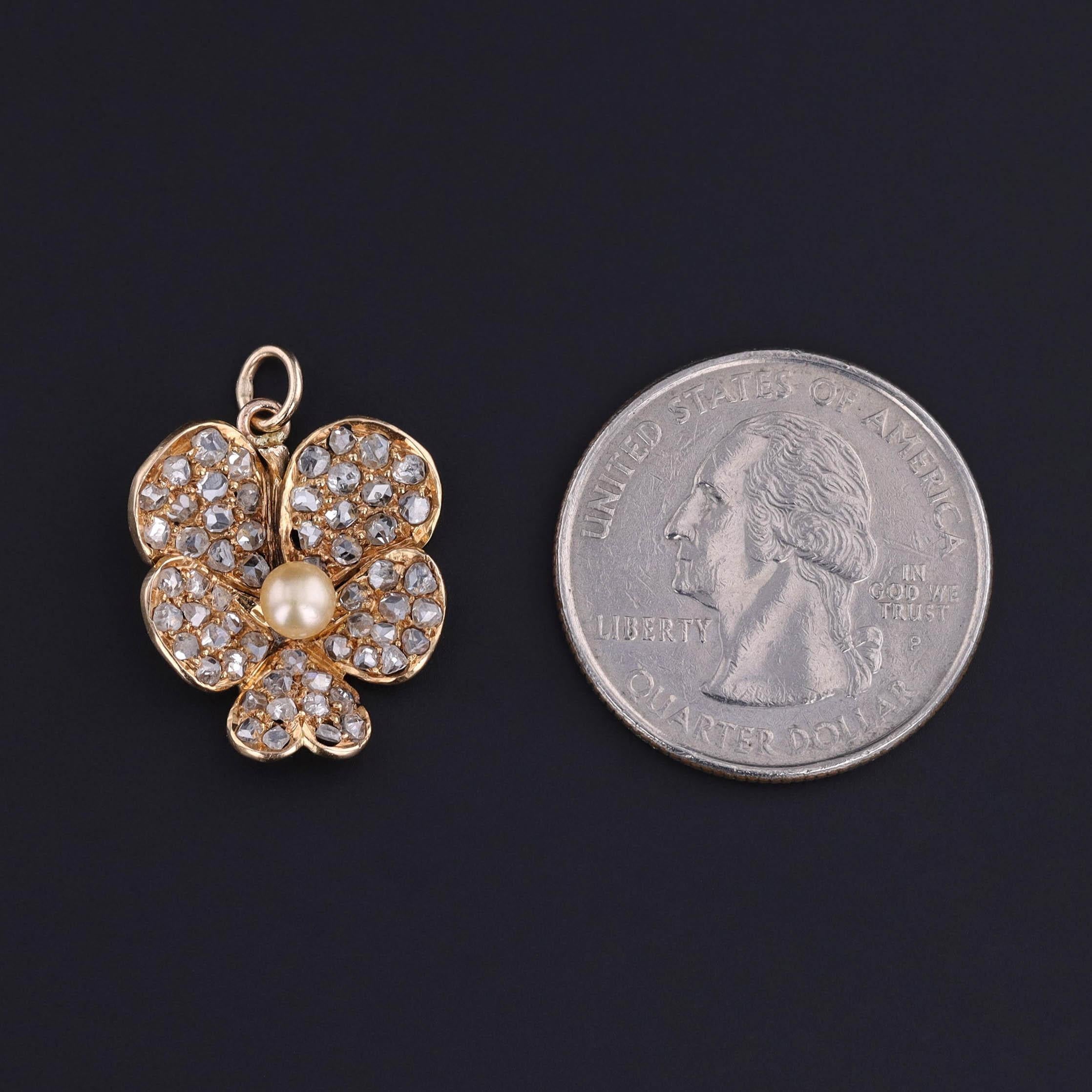 Exquis et symbolique, ce pendentif ancien (vers 1890) représente une pensée finement détaillée en or 18 carats, ses pétales scintillant de diamants taillés en rose et centrés sur une perle lumineuse et dorée des mers du Sud. La pensée, un motif