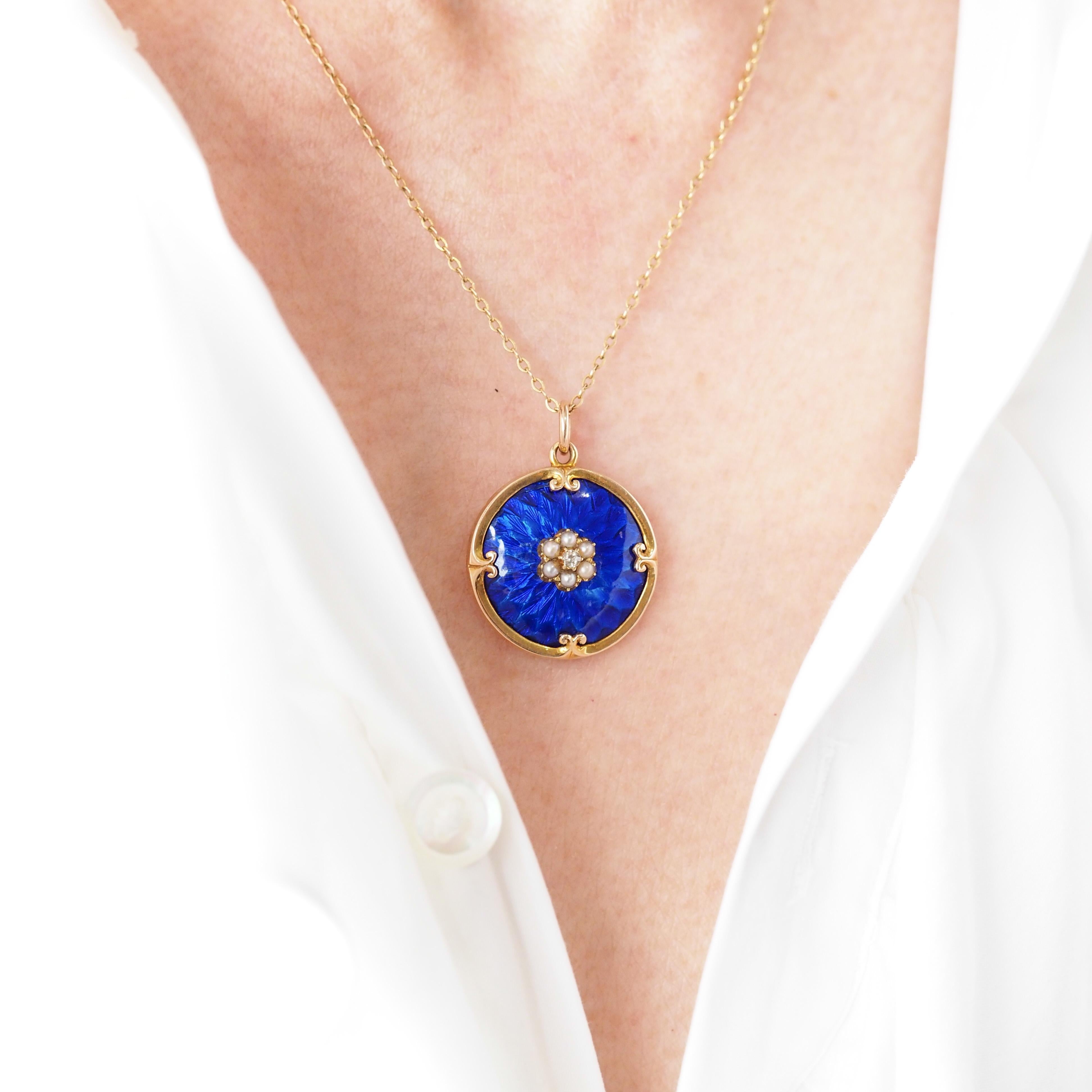 We are delighted to offer this splendid late Victorian/early Edwardian blue enamel pendant necklace made c.1900 in 9ct solid gold. 

Striking and distinguished from contemporary pieces, this pendant necklace features a wonderful deep blue enamel