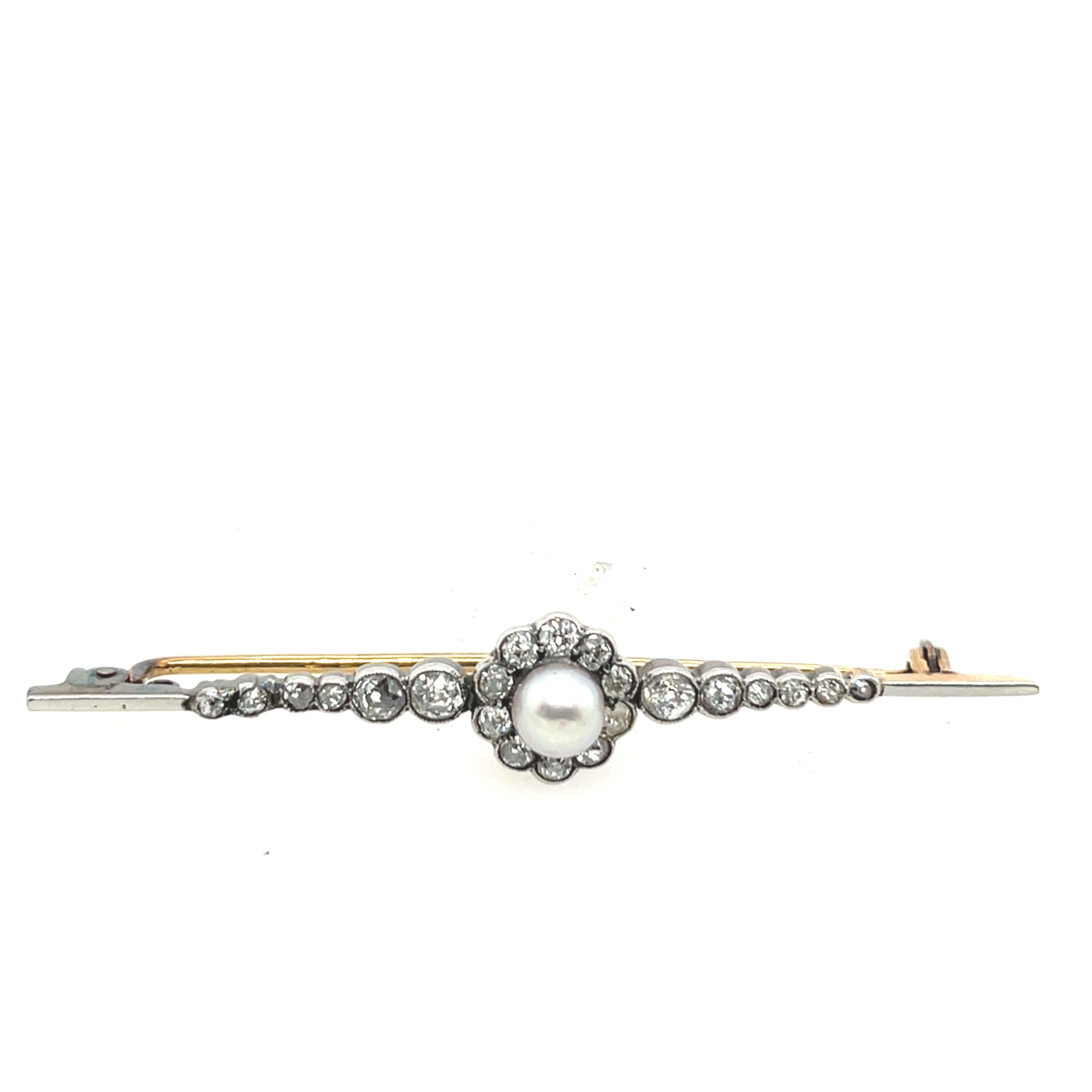 Antique Diamond & Pearl Brooch Set In Platinum & 12ct Yellow Gold In Excellent Condition For Sale In London, GB