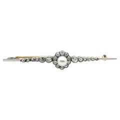 Antiguo broche de diamantes y perlas engastado en platino y oro amarillo de 12 ct
