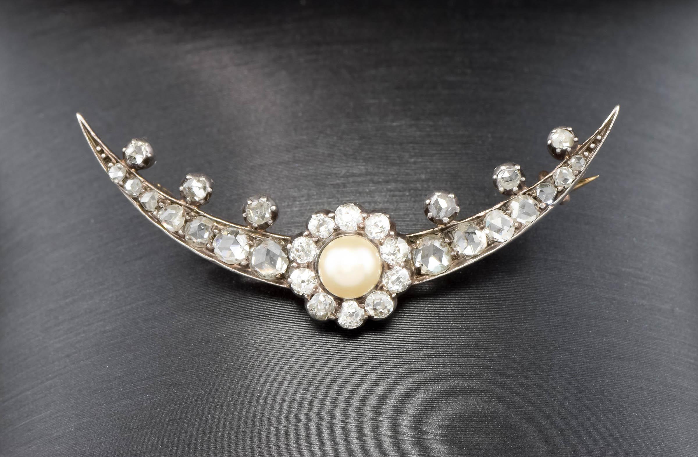 So elegant, this Celestial Diamond & Pearl Crescent Moon brooch has some of the prettiest and most sparkly diamonds.  It’s wonderful as a brooch but would also convert beautifully to a necklace or pendant, should you desire.

Crafted of gold testing